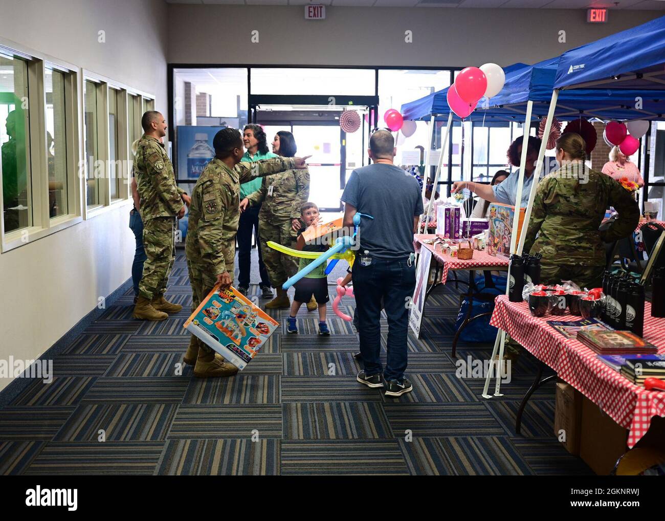 I membri della famiglia Herk Nation partecipano a una cena per famiglie  dispiegata presso la base dell'aeronautica militare di Little Rock,  Arkansas, l'8 giugno 2021. Questa cena ha offerto alle famiglie di