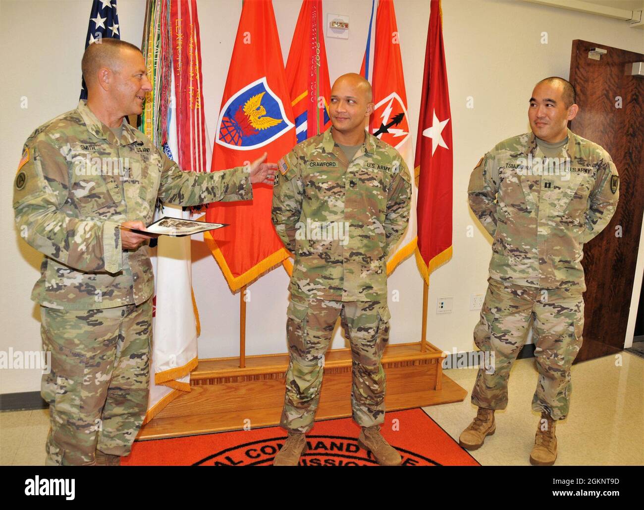 Il col. Trent A. Smith, vice comandante ufficiale, 311th SC (T), presenta i certificati di apprezzamento dall'esercito degli Stati Uniti Pacific G-2, 8 giugno 2021, a Sgt. Prima classe Jeremy Crawford (al centro) e Capt. Jonathan R. Tsujimura per il ripristino della funzionalità di impronta digitale del programma Secure Web Fingerprint Transmission (SWFT) nella sezione USARPAC G-2. (Ufficiale Foto Stock