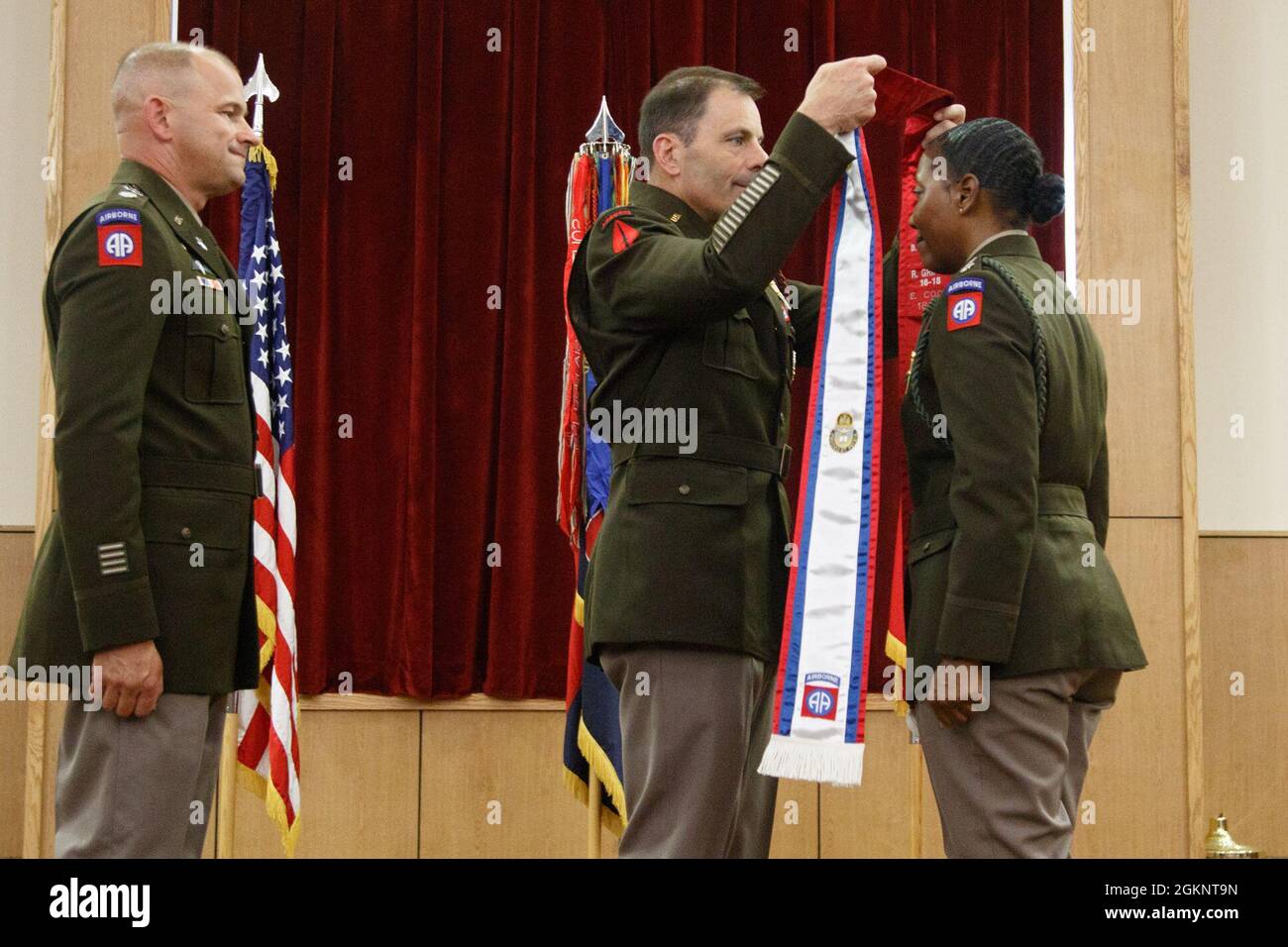 Il cappellano della 82a Divisione Airborne, Chaplain Lt. Col. Brian Koyn ha ceduto il suo ruolo a Chaplain Lt. Col. Pinkie Fischer alla cerimonia del cambiamento di stole 8 giugno 2021, a Fort Bragg, Carolina del Nord. Questa particolare cerimonia del Cambio di Stole è un evento importante nella storia della Divisione, in quanto Pinkie Fischer è la prima cappellana femminile afro-americana. Foto Stock