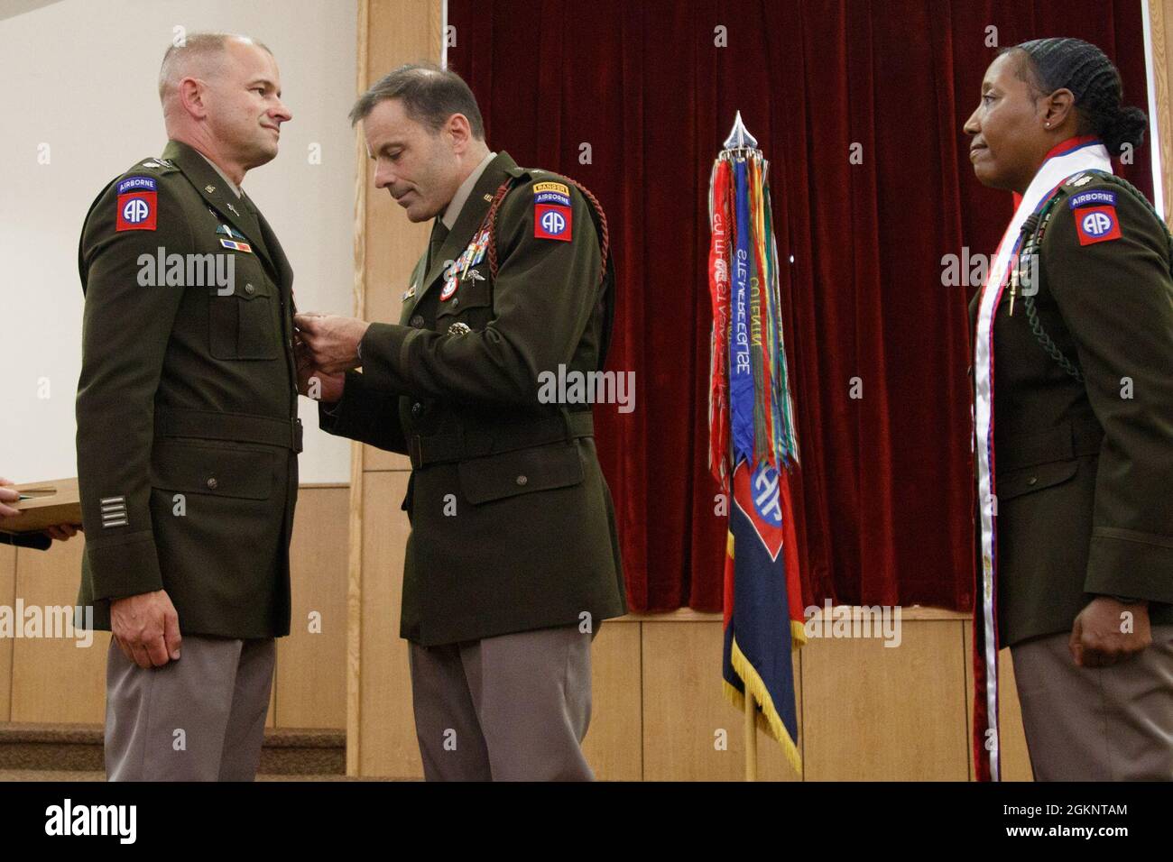 Il cappellano della 82a Divisione Airborne, Chaplain Lt. Col. Brian Koyn ha ceduto il suo ruolo a Chaplain Lt. Col. Pinkie Fischer alla cerimonia del cambiamento di stole 8 giugno 2021, a Fort Bragg, Carolina del Nord. Questa particolare cerimonia del Cambio di Stole è un evento importante nella storia della Divisione, in quanto Pinkie Fischer è la prima cappellana femminile afro-americana. Foto Stock