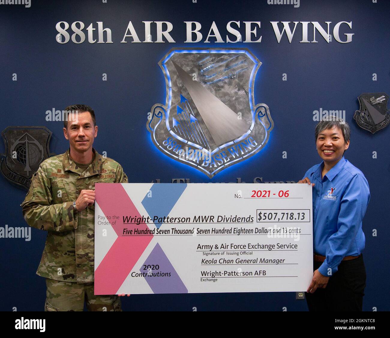 Paul Burger, 88° comandante del gruppo di supporto alla Missione, accetta un assegno cerimoniale da Keola Chan, Army and Air Force Exchange Service Wright-Patterson Air Force base, direttore generale 8 giugno 2021. Nonostante le sfide della pandemia, il Wright-Patterson Air ForceBase, Ohio, ha guadagnato più di mezzo milione di dollari nel 2020 per donare ai progetti di qualità della vita della base. Foto Stock