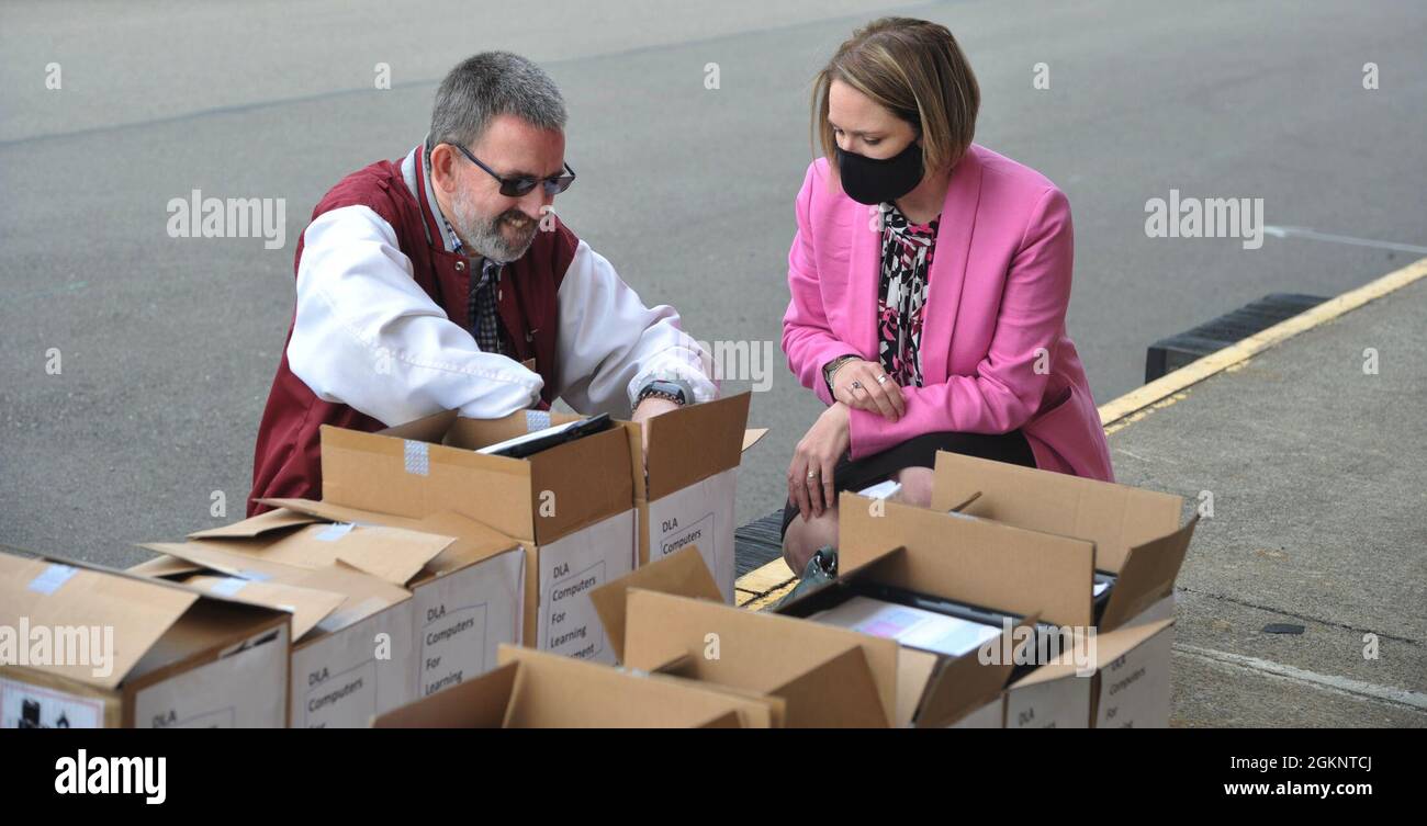 Vicki Lopez, direttore della scuola elementare di Brigadoon (destra), e Keven Dickerman, rappresentante di collegamento della famiglia di Brigadoon, conducono un inventario 8 giugno 2021, di 96 iPad tablet la scuola ha ricevuto attraverso il programma computer for Learning della Defense Logistics Agency alla Joint base Lewis-McChord, Washington. Il 446esimo Gruppo operativo ha coordinato il trasferimento delle attrezzature in eccesso alla scuola elementare locale. Solo nel 2020, oltre 2 milioni di dollari in attrezzature informatiche utilizzate ed in eccesso sono stati donati a scuole e organizzazioni no-profit attraverso il programma CFL. Foto Stock