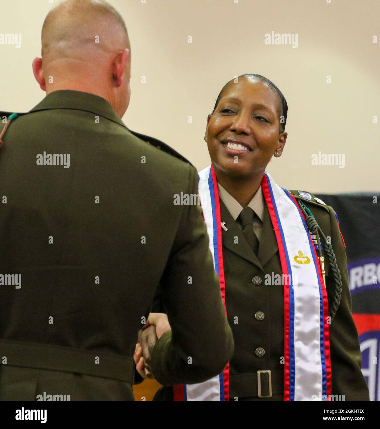 Il cappellano della 82a Divisione Airborne, Chaplain Lt. Col. Brian Koyn ha ceduto il suo ruolo a Chaplain Lt. Col. Pinkie Fischer alla cerimonia del cambiamento di stole 8 giugno 2021, a Fort Bragg, Carolina del Nord. Questa particolare cerimonia del Cambio di Stole è un evento importante nella storia della Divisione, in quanto Pinkie Fischer è la prima cappellana femminile afro-americana. Foto Stock