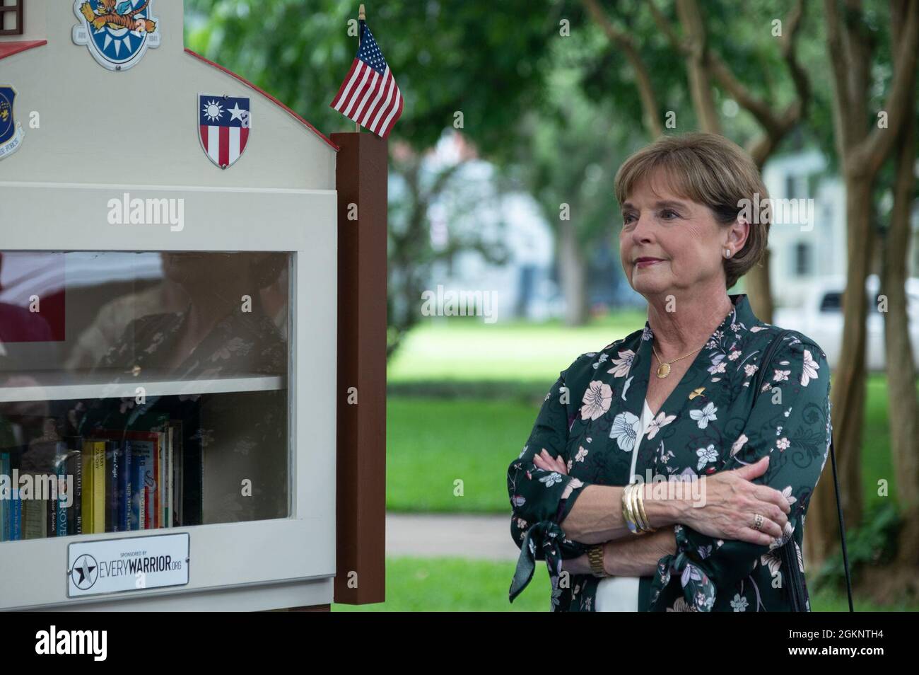 Nell Calloway, presidente del Chennault Museum, si trova accanto alla nuova scatola di scambio di libri della comunità alla base dell'aeronautica di Barksdale, 8 giugno 2021. Calloway è la nipote di Lt. Gen. Claire Chennault, a cui è dedicata la scatola di scambio del libro. Foto Stock