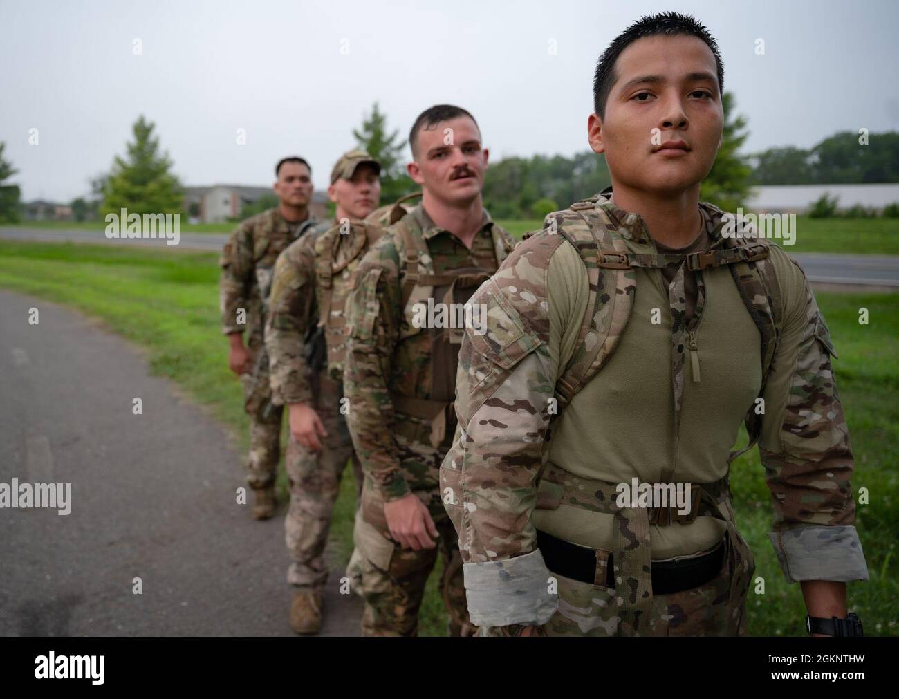 Gli airman del 2° Squadrone delle forze di sicurezza posano per una foto durante le Prove della sfida Global Strike alla base dell'aeronautica di Barksdale, Louisiana, 8 giugno 2021. La Global Strike Challenge è il principale bombardiere al mondo, missile balistico intercontinentale, operazioni in elicottero e competizione tra forze di sicurezza con unità di Air Force Global Strike Command, Air Combat Command, Air Force Reserve Command e Air National Guard. Foto Stock