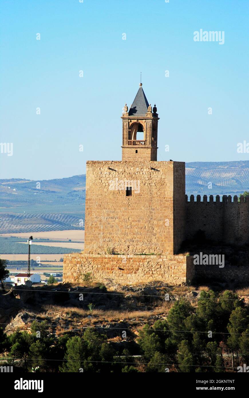 Vista sul campanile della fortezza del castello (torre del homenaje), Antequera, Provincia di Malaga, Andalusia, Spagna, Europa occidentale. Foto Stock