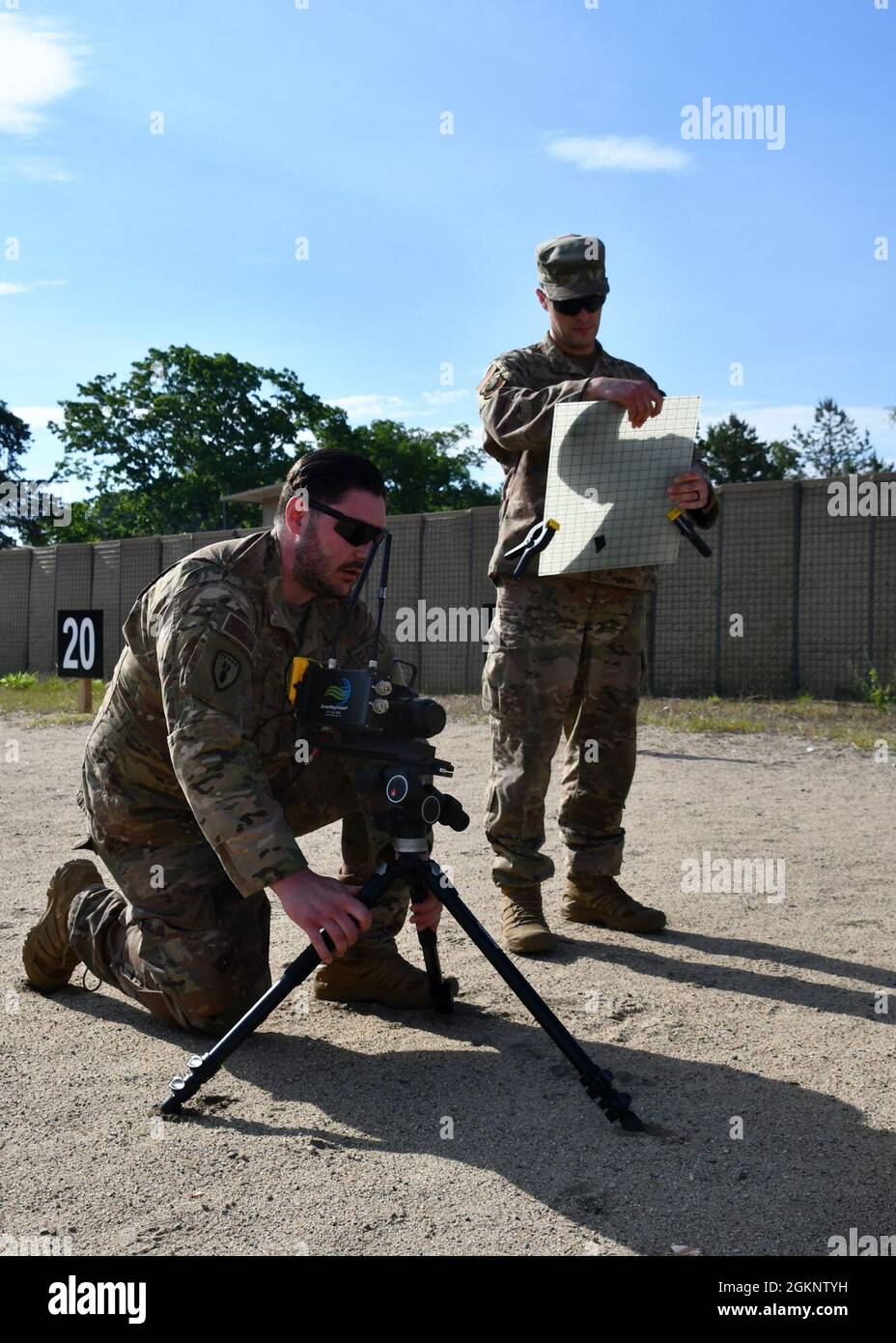 Personale Sgt. Kyle Tracy e il personale Sgt. Randy Burlingame, 104th Civil Engineering Squadron Explosive Ordnance Disposal tecnici, ha istituito un sistema a raggi X SmartRay Vision per vedere potenziali esplosivi durante uno scenario al Raven's Challenge Interoperability Exercise 8 giugno 2021, presso la base militare di Fort Devens, Devens, Massachusetts. Gli Airmen hanno trascorso una settimana all'esercizio lavorando con la formazione di squadre di bombe civili di sicurezza pubblica in vari scenari, promuovendo l'interoperabilità tra le agenzie negli ambienti operativi, promuovendo al contempo il lavoro di squadra e l'innovazione. Foto Stock