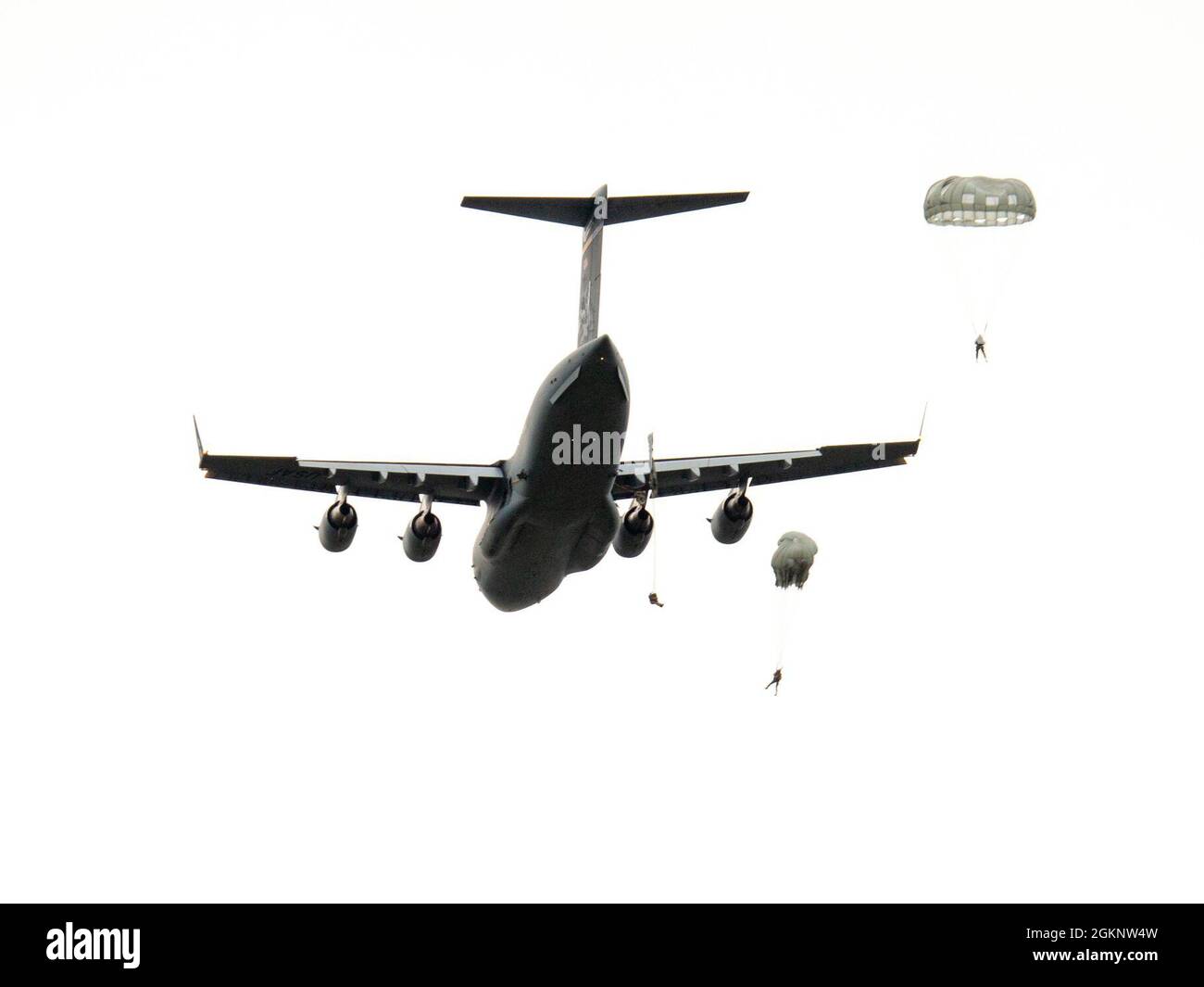 Gli specialisti del partito tattico di controllo dell'aria dell'aeronautica degli Stati Uniti assegnati al terzo Squadron di operazioni di supporto dell'aria e ai soldati dell'Alaska dell'esercito degli Stati Uniti saltano da un'aeronautica C-17 Globemaster III degli Stati Uniti assegnato alla 176a ala durante l'addestramento aereo sopra la zona di goccia di Malemute alla base congiunta Elmendorf-Richardson, Alaska, 8 giugno 2021. La terza guerra speciale dell’ASOS Airmen e Soldates ha condotto una formazione operativa aerea per sostenere la preparazione della missione nell’ambiente artico. Foto Stock