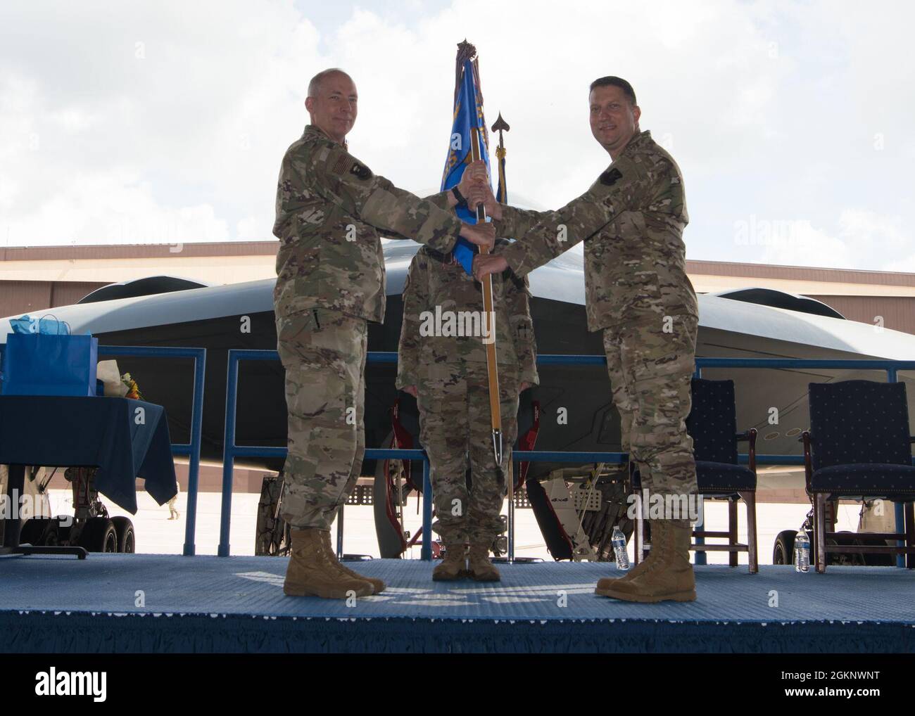 Scott Simoneaux, il Major dell'aeronautica degli Stati Uniti, assume il comando del 509o Squadrone di supporto della forza e riceve il guidon cerimoniale dal Colonnello dell'aeronautica degli Stati Uniti Christopher Callis, 509o comandante del gruppo di supporto della missione, alla base dell'aeronautica di Whiteman, Missouri, 8 giugno 2021. Il 509th FSS è responsabile della struttura di ristorazione Ozark Inn, alloggio, il volo del personale militare e numerosi altri servizi e strutture di base. Foto Stock