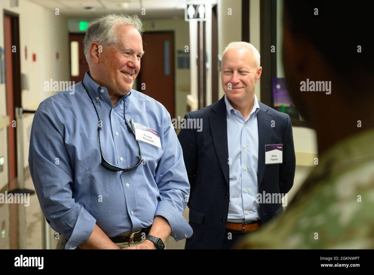 Frank Kendall, ex Sottosegretario alla Difesa per l'acquisizione, la tecnologia e la logistica, a sinistra, e Gerry Fasano, presidente del Gruppo Difesa a Leidos, una società americana di difesa, aviazione, tecnologia dell'informazione e ricerca biomedica, parlano con il 60° Gruppo medico Airmen 8 giugno 2021, alla base dell'aeronautica di Travis, California. Kendall è stato tra una serie di rappresentanti attuali ed ex del Dipartimento della Difesa e della Salute della Difesa che hanno osservato le capacità di mitigazione COVID-19 del David Grant USAF Medical Center. Foto Stock