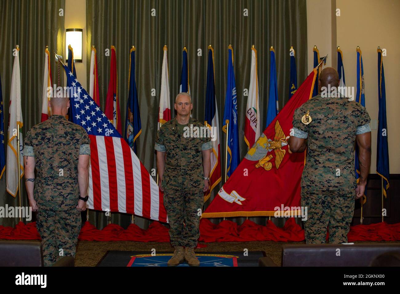 Erik C. Quist (centro), ufficiale comandante, Battaglione istruttore di combattimento, conduce una cerimonia di sollievo e appuntamento presso la Hawk Lounge sulla base del corpo Marino Quantico, Virginia, 8 giugno 2021. SGT. Il Major James Foster (a destra), ex maggiore sergente, Battaglione istruttore di combattimento, ha ceduto il comando a Sgt. Garrett G. Kirkby (a sinistra), precedente sergente maggiore, Marine Medium Tiltrotor Squadron 166, Marine Aircraft Group 16, 3d Marine Aircraft Wing. Foto Stock