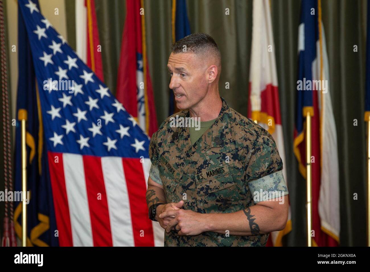 U.S. Marine Corps Sgt. Il Major Garrett G. Kirkby, primo sergente, Battaglione dell'istruttore di combattimento, si rivolge al pubblico durante una cerimonia di rilievo e di appuntamento alla Hawk Lounge sulla base del corpo Marino Quantico, Virginia, 8 giugno 2021. Kirkby è il precedente sergeant maggiore di Marine Medium Tiltrotor Squadron 166, Marine Aircraft Group 16, 3d Marine Aircraft Wing. Foto Stock