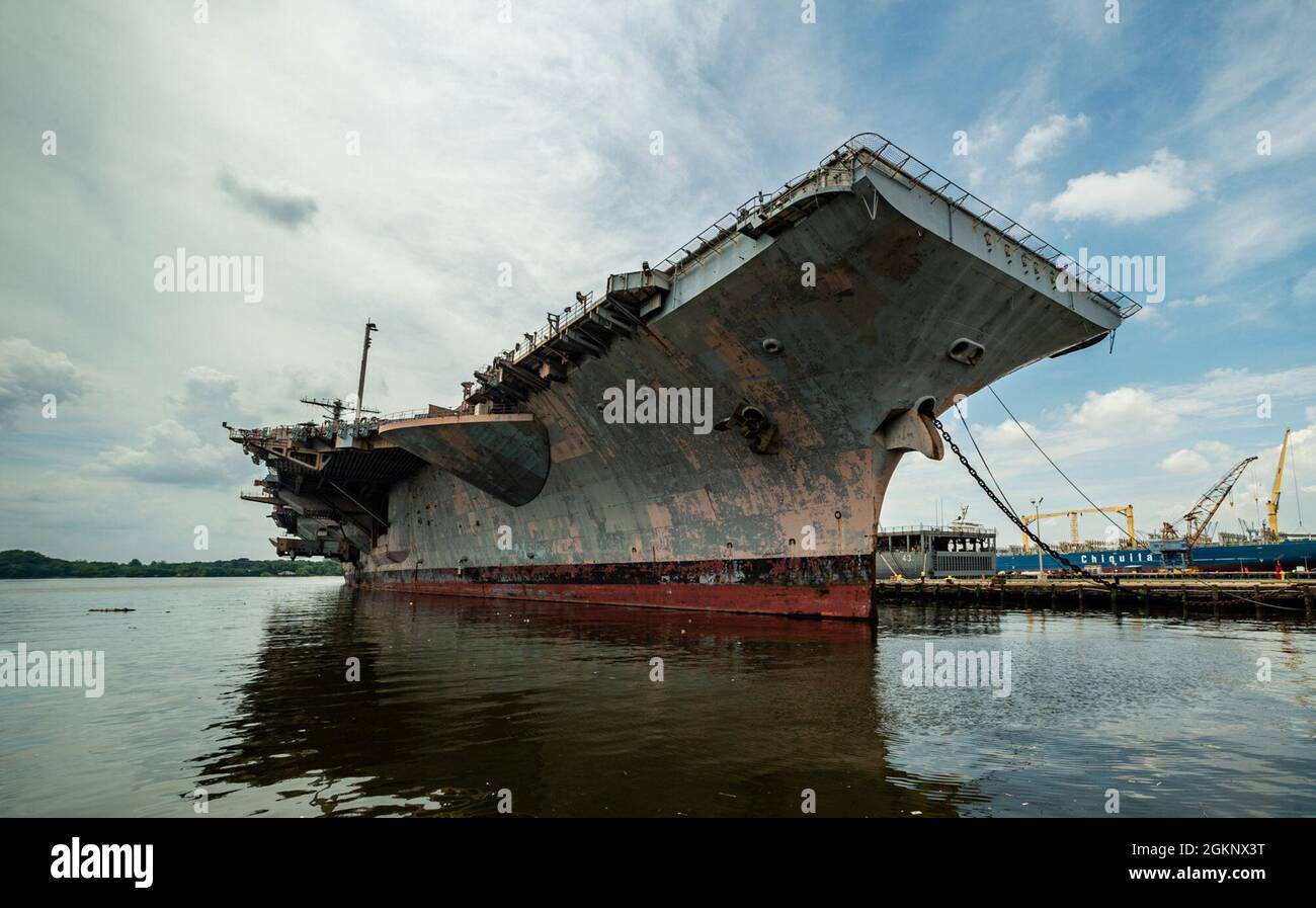 PHILADELPHIA, PA (9 giugno 2021) nave smantellata USS John F. Kennedy CVA 67 attualmente ormeggiato al Philadelphia Navy Yard. I marinai di CVN 79 stanno girando e documentando gli spazi e le opere d'arte di spiegamento a bordo per preservare la storia e il patrimonio dell'eredità JFK. Foto Stock