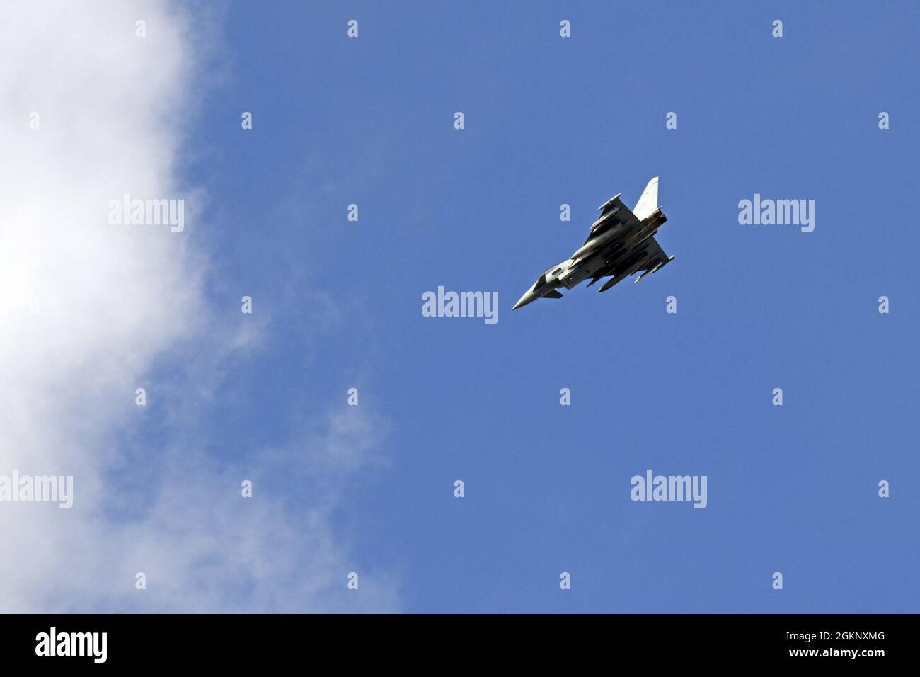 Un pilota dell'aeronautica tedesca, assegnato alla scuola tedesca di armi dell'aeronautica, Conduce corse di trafing con un Eurofighter Typhoon in collaborazione con il Joint Air Force Joint Terminal Attack Controller assegnato a 2d Air Support Operations Squadron identificando gli obiettivi sul campo presso il 7° Army Training Command's Grafenwoehr Training Area, Germania, 9 giugno 2021. Foto Stock