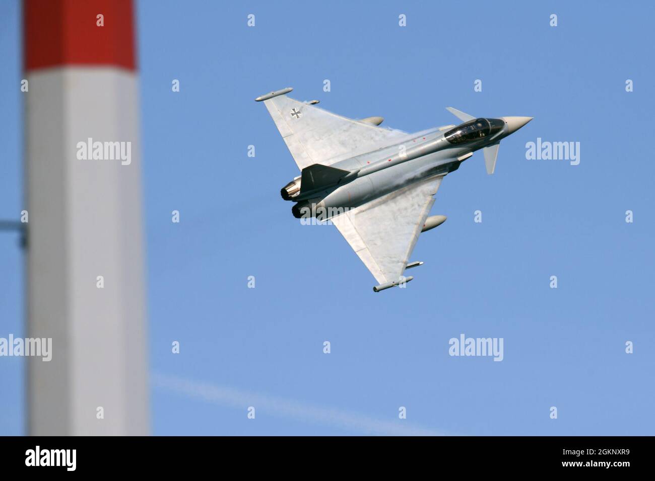 Un pilota dell'aeronautica tedesca, assegnato alla scuola tedesca di armi dell'aeronautica, Conduce corse di trafing con un Eurofighter Typhoon in collaborazione con il Joint Air Force Joint Terminal Attack Controller assegnato a 2d Air Support Operations Squadron identificando gli obiettivi sul campo presso il 7° Army Training Command's Grafenwoehr Training Area, Germania, 9 giugno 2021. Foto Stock