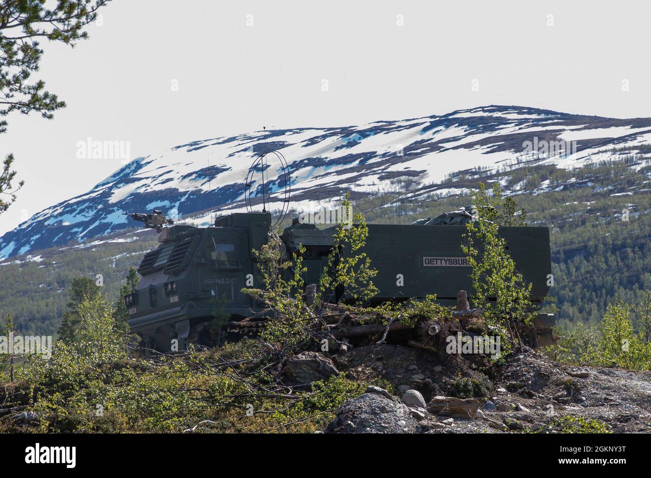 Un equipaggio Multiple Launch Rockets System assegnato al 1° Battaglione, 6° reggimento di artiglieria sul campo, 41° Brigata di artiglieria sul campo, siede sulla cima di una montagna norvegese pronta a ricevere una missione di fuoco durante l'esercizio Thunderbolt Setermoen, Norvegia, il 9 giugno 2021. Il 41° FAB ha condotto il primo incendio degli MLRS statunitensi in Norvegia in più di un quarto di secolo durante l'esercizio Thunderbolt, un'attività multinazionale congiunta che comprendeva anche la Brigade North dell'esercito norvegese, E Marines degli Stati Uniti dalla 2nd Air Naval Gunfire Liaison Company, per il quinto e ultimo fuoco vivo nella serie di esercizi Fire Shock Foto Stock