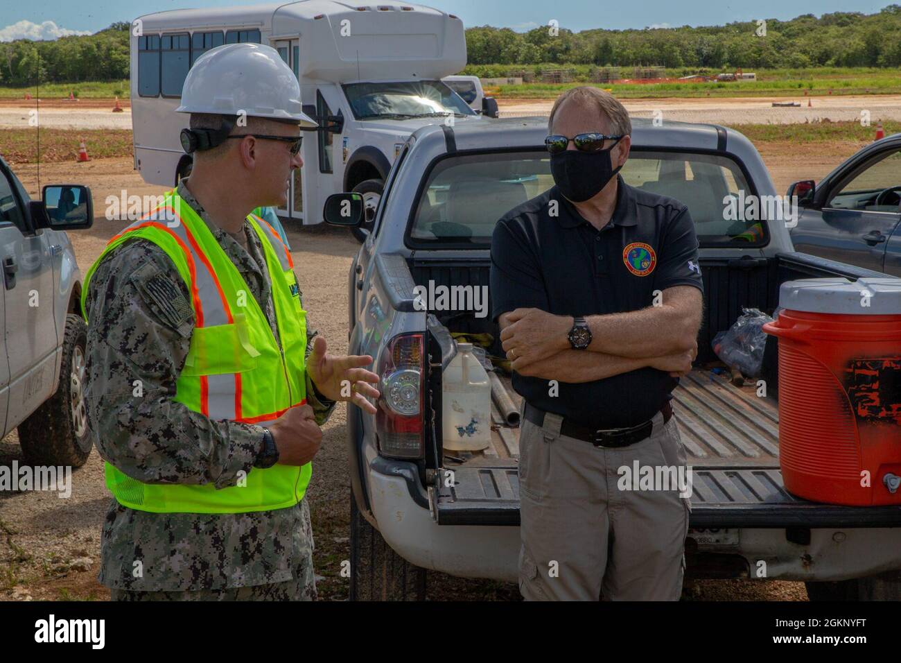 Ronnie Rogers, il comando Navale Facilities Engineering Systems (NAVFAC) Marianas Cultural Resource Manager per Marine Corps base (MCB) Camp Blaz, briefing retro ADM. John Adametz, il comandante del Pacifico NAVFAC, durante una visita a MCB Camp Blaz, 9 giugno 2021. La visita a MCB Camp Blaz ha incluso incontri con la leadership e il personale chiave, e un tour delle strutture e dei cantieri di MCB Camp Blaz. Le visite a MCB Camp Blaz consentono alla comunità locale e ai partner strategici di impegnarsi con la base, rafforzando e rafforzando la loro partnership. Foto Stock