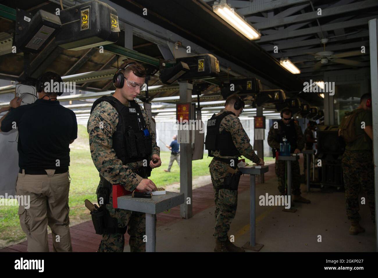 Marines degli Stati Uniti e funzionari di polizia civili con sede centrale e sede centrale Squadron, Marine Corps Air Station Beaufort, condurre le qualifiche di pistola a bordo della Marine Corps Air Station Beaufort il 9 giugno 2021. Questa è la prima qualifica per il nuovo sistema di pistole modulari M18 prima di iniziare a utilizzarlo durante le operazioni quotidiane. Foto Stock