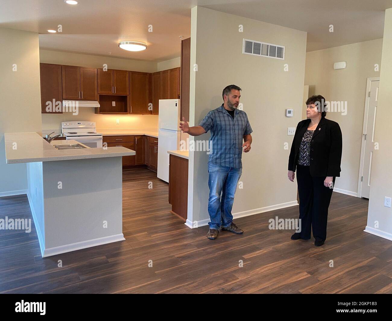 Installazione Management Command-Readiness Director Brenda Lee McCullough visita una nuova casa di famiglia in South Post Housing il 9 giugno 2021, a Fort McCoy, Wis. McCullough ha visitato Fort McCoy dal 7 al 9 giugno. A lei si unì il comando Sgt. Maj. Dan Dennison, CSM per IMCOM-Readiness. McCullough e Dennison hanno visitato Fort McCoy per visitare le strutture di formazione e di qualità della vita e partecipare a briefing su Fort McCoy, incluso il consiglio di pianificazione dell'installazione, che sviluppa l'elenco delle priorità integrate a supporto del miglioramento dei servizi e dei programmi di installazione. Durante la visita, hanno parlato con senior Foto Stock