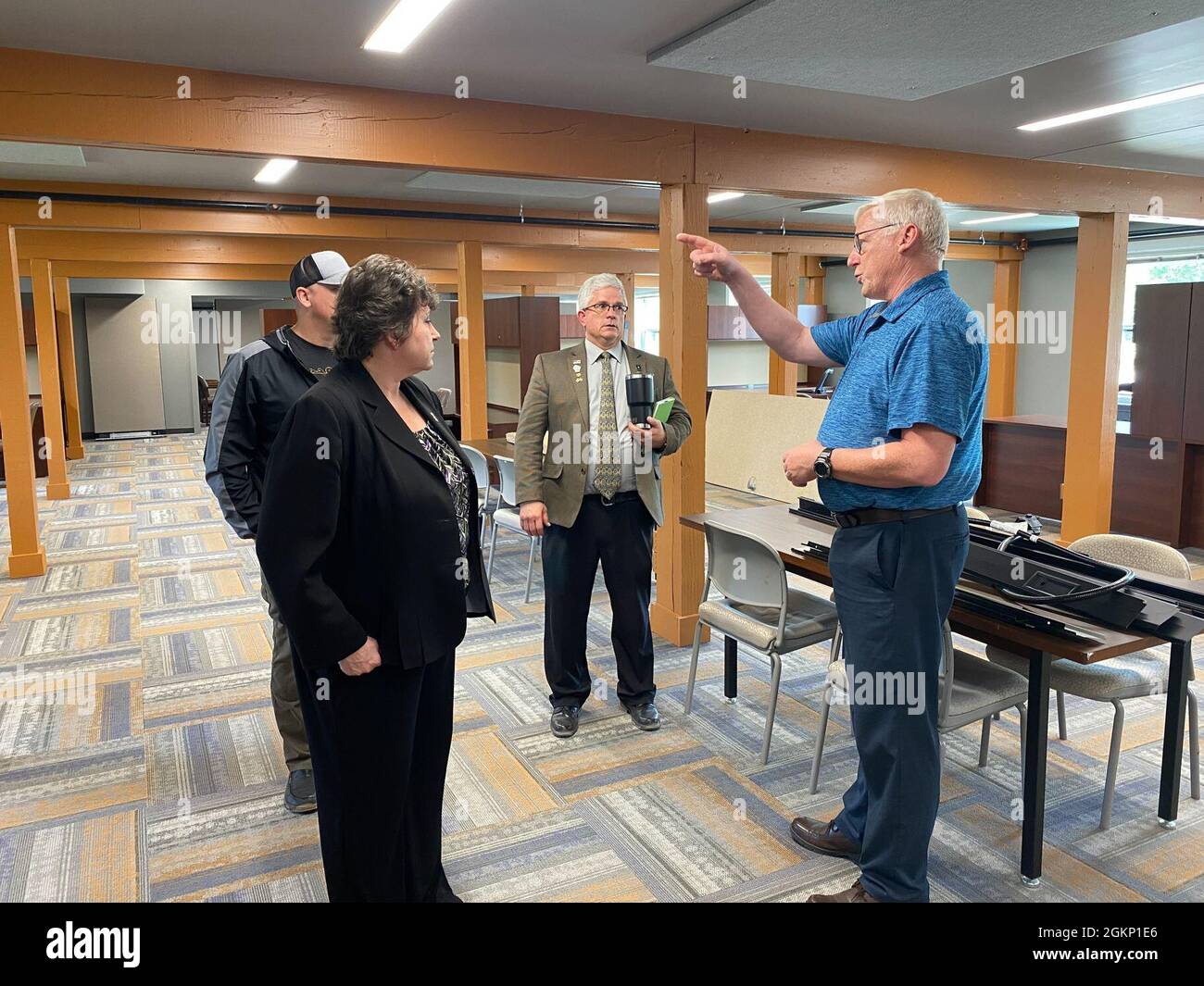 Installation Management Command-Readiness Director Brenda Lee McCullough visita una nuova struttura di addestramento di simulazione Fort McCoy 8 giugno 2021, a Fort McCoy, Wis. McCullough ha visitato Fort McCoy dal 7 al 9 giugno. A lei si unì il comando Sgt. Maj. Dan Dennison, CSM per IMCOM-Readiness. McCullough e Dennison hanno visitato Fort McCoy per visitare le strutture di formazione e di qualità della vita e partecipare a briefing su Fort McCoy, incluso il consiglio di pianificazione dell'installazione, che sviluppa l'elenco delle priorità integrate a supporto del miglioramento dei servizi e dei programmi di installazione. Durante la visita, parlavano con Sen Foto Stock