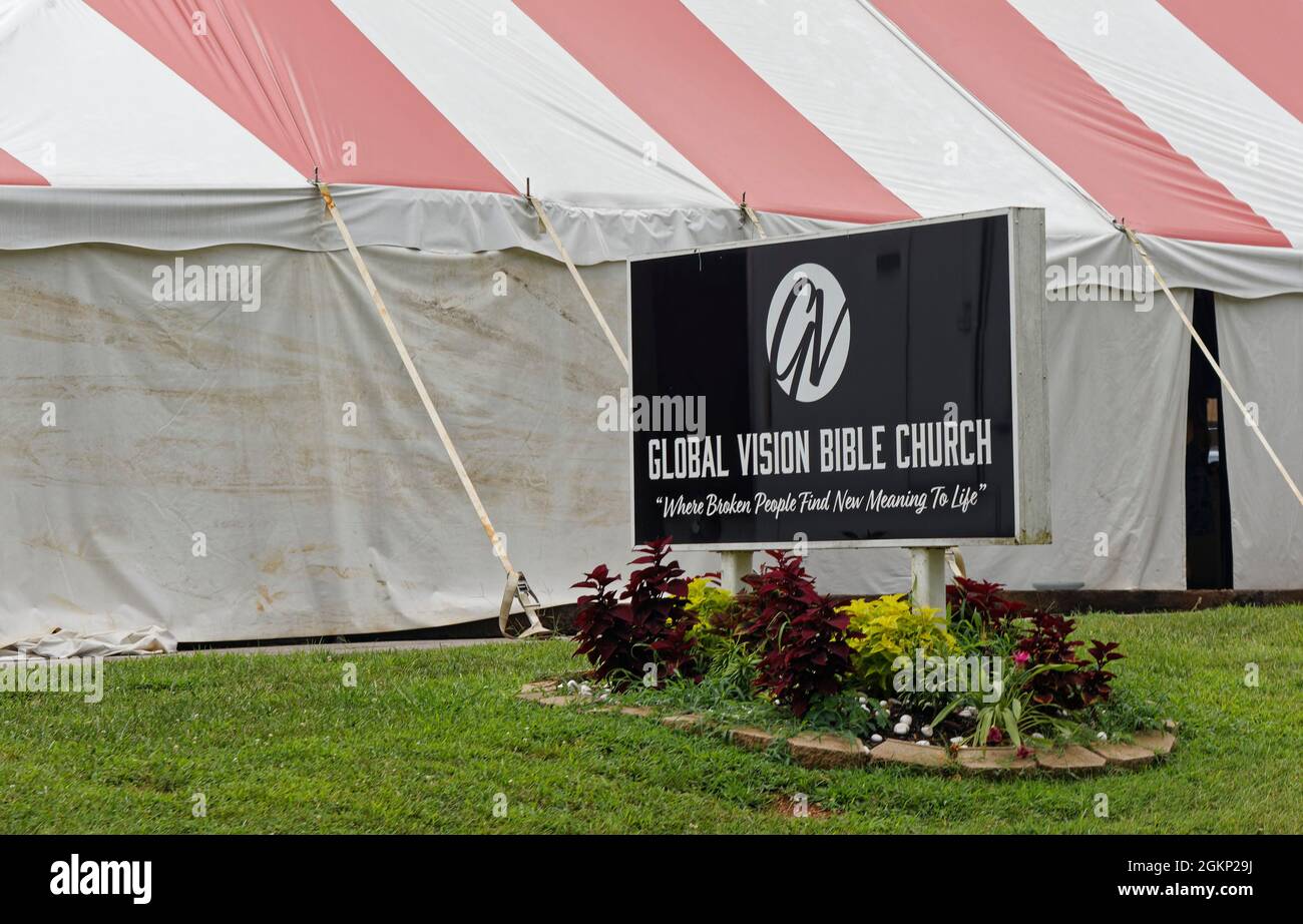I congreganti assistono al servizio di mattina all'interno di una tenda fuori della chiesa della Bibbia di visione globale la domenica, 1 agosto 2021 a Mount Juliet, Contea di Wilson, TN, Stati Uniti. Il controverso Pastore Greg Locke ha attirato l'attenzione e le critiche diffuse per il divieto ai partecipanti alla chiesa di indossare maschere in mezzo alla pandemia COVID-19, dicendo che a chiunque indossa una maschera per la sua chiesa verrà chiesto di andarsene. (Foto di Apex MediaWire di Billy Suratt) Foto Stock
