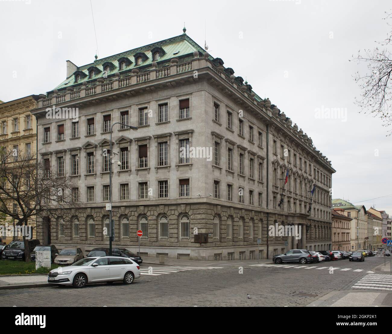 Palazzo Petschek (Petschkův palác) a Nové Město (Città Nuova) a Praga, Repubblica Ceca. L'edificio progettato dall'architetto neoclassista ceco Max Spielmann fu costruito tra il 1923 e il 1929 su richiesta del banchiere mercantile Julius Petschek. L'edificio divenne la sede di Gestapo per il protettorato di Boemia e Moravia durante l'occupazione nazista tra il 1939 e il 1945. Oggi è la residenza del Ministero ceco dell'industria e del Commercio (Ministerstvo průmyslu a obchodu). Foto Stock