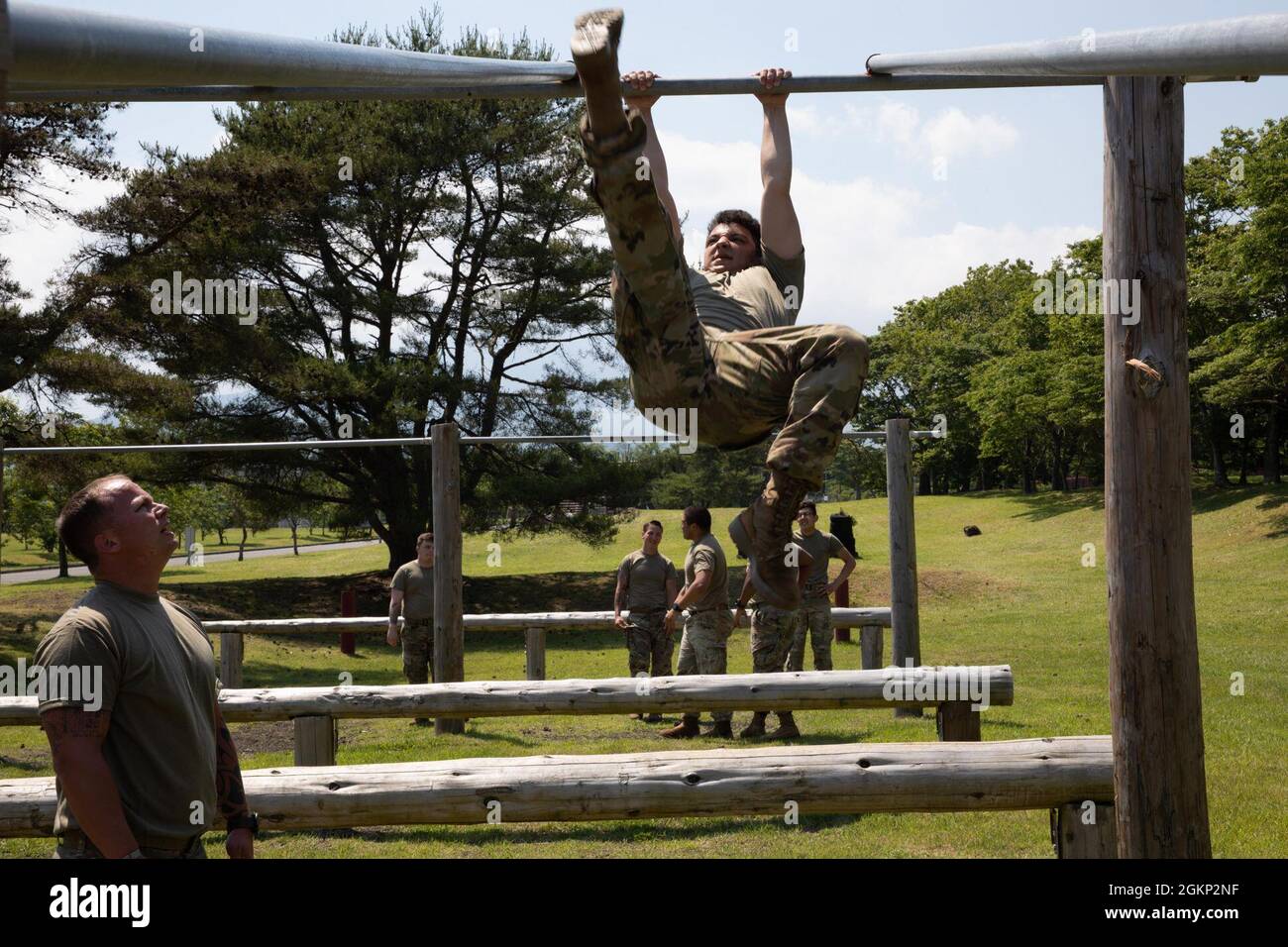 Esercito degli Stati Uniti Sgt. 1st Class Randal Durbin orologi come SPC. Andrew Garcia, entrambi i soldati di fanteria assegnati al 1° Battaglione, 28° reggimento di fanteria “Leoni neri”, 3° Divisione di fanteria, sale su un ostacolo a Camp Fuji, Giappone, 10 giugno 2021. I Black Lions sono in Giappone per sostenere il prossimo Exercise Orient Shield, che inizia alla fine di questo mese. Orient Shield è il più grande esercizio di addestramento bilaterale sul campo dell'esercito statunitense e della forza di autodifesa giapponese eseguito in varie sedi in tutto il Giappone per migliorare l'interoperabilità e testare e perfezionare le operazioni multi-dominio e cross-domain. Foto Stock