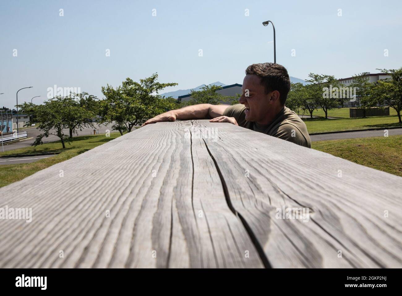 PFC dell'esercito degli Stati Uniti. Shawn Lough, un Readfield, Maine, soldato nativo e di fanteria assegnato al 1° Battaglione, 28° Reggimento fanteria “Leoni neri”, 3° Divisione fanteria, sale su un ostacolo a Camp Fuji, Giappone, 10 giugno 2021. I Black Lions sono in Giappone per sostenere il prossimo Exercise Orient Shield, che inizia alla fine di questo mese. Orient Shield è il più grande esercizio di addestramento bilaterale sul campo dell'esercito statunitense e della forza di autodifesa giapponese eseguito in varie sedi in tutto il Giappone per migliorare l'interoperabilità e testare e perfezionare le operazioni multi-dominio e cross-domain. Foto Stock