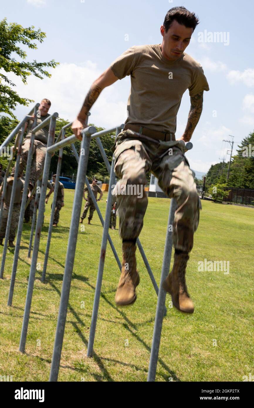 SPC dell'esercito degli Stati Uniti. Aidan Kerrar-Udvig, un soldato nativo e di fanteria di San Diego assegnato al 1° Battaglione, 28° reggimento di fanteria “leoni neri”, 3° Divisioni di fanteria, salta giù da un ostacolo su Camp Fuji, Giappone, 10 giugno 2021. I Black Lions sono in Giappone per sostenere il prossimo Exercise Orient Shield, che inizia alla fine di questo mese. Orient Shield è il più grande esercizio di addestramento bilaterale sul campo dell'esercito statunitense e della forza di autodifesa giapponese eseguito in varie sedi in tutto il Giappone per migliorare l'interoperabilità e testare e perfezionare le operazioni multi-dominio e cross-domain. Foto Stock