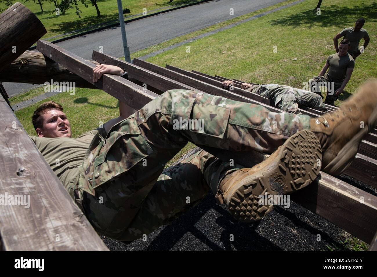 SPC dell'esercito degli Stati Uniti. Anthony Calamita, un soldato di Rochester, New York, nativo e di fanteria assegnato al 1° Battaglione, 28° Reggimento di fanteria “Leoni neri”, 3° Divisione di fanteria, sale su un ostacolo a Camp Fuji, Giappone, 10 giugno 2021. I Black Lions sono in Giappone per sostenere il prossimo Exercise Orient Shield, che inizia alla fine di questo mese. Orient Shield è il più grande esercizio di addestramento bilaterale sul campo dell'esercito statunitense e della forza di autodifesa giapponese eseguito in varie sedi in tutto il Giappone per migliorare l'interoperabilità e testare e perfezionare le operazioni multi-dominio e cross-domain. Foto Stock