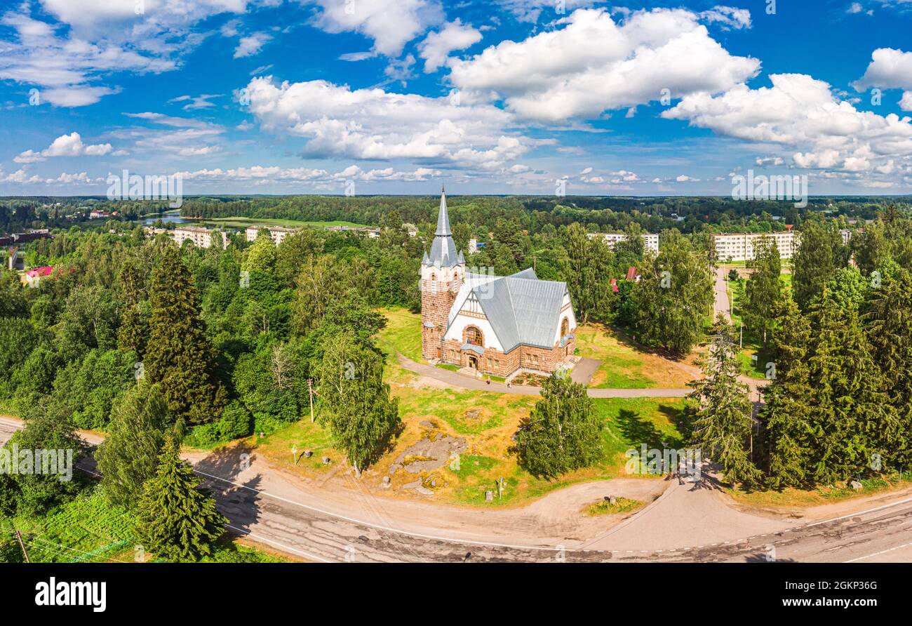 Vista panoramica aerea dell'antica chiesa luterana kirk Ryaysyalya progettata dall'architetto Joseph Stenback in stile romanticismo finlandese, Art Nouveau al sole Foto Stock