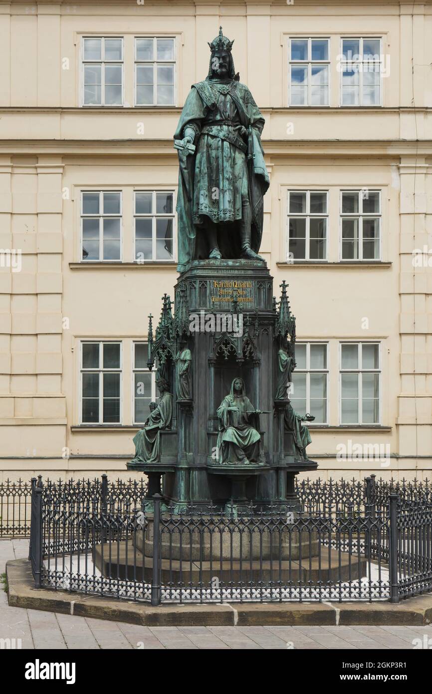 Monumento al Sacro Romano Imperatore Carlo IV accanto al Ponte Carlo in Piazza Křižovnické a Staré Město (Città Vecchia) a Praga, Repubblica Ceca. Il monumento progettato dallo scultore tedesco Ernst Julius Hähnel fu realizzato dal fondatore tedesco Jacob Daniel Burgschmiet nel 1844. Foto Stock