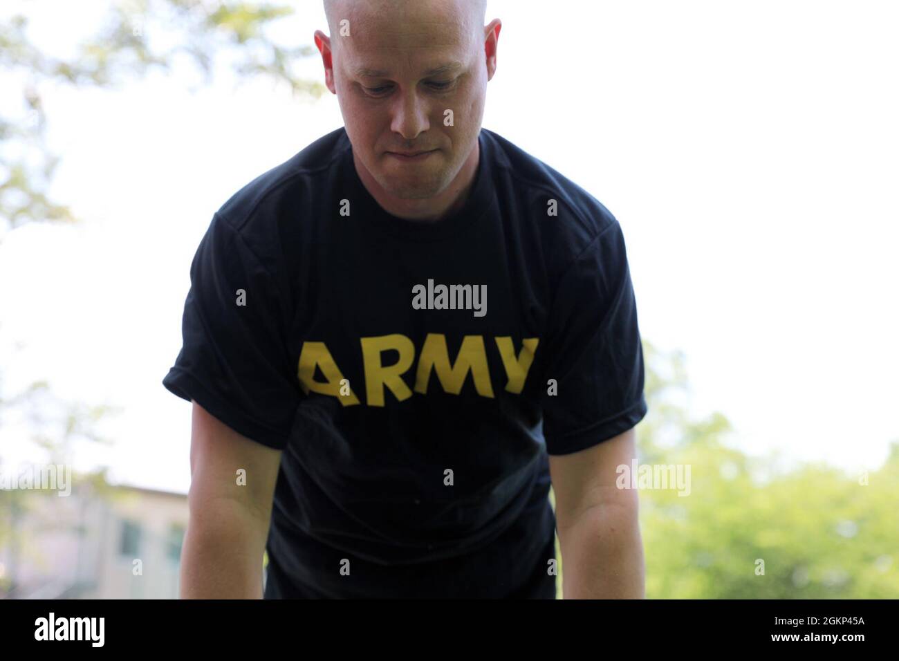 Major Jared Black, il capo della cura gestita per il comando sanitario Regionale Europa, completa i push-up di rilascio manuale durante il test di idoneità di combattimento dell'esercito. Foto Stock