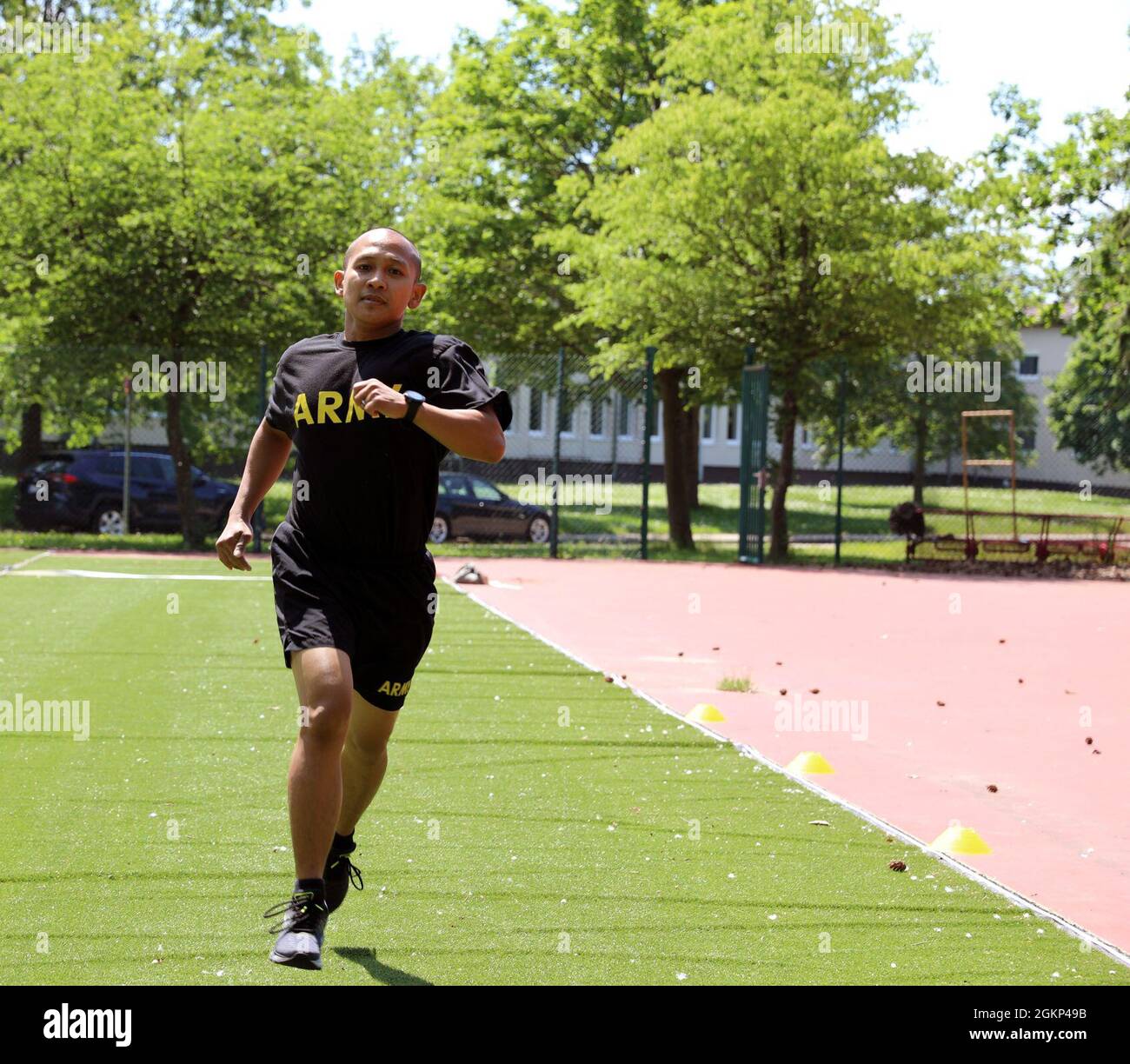 SGT. Jeffrey Chavez, l’ufficiale non commissionato per la formazione per il distacco della sede centrale e della sede centrale europea del comando regionale della Sanità, termina la parte del test di idoneità per il combattimento dell'esercito (Army Combat Fitness Test). Foto Stock