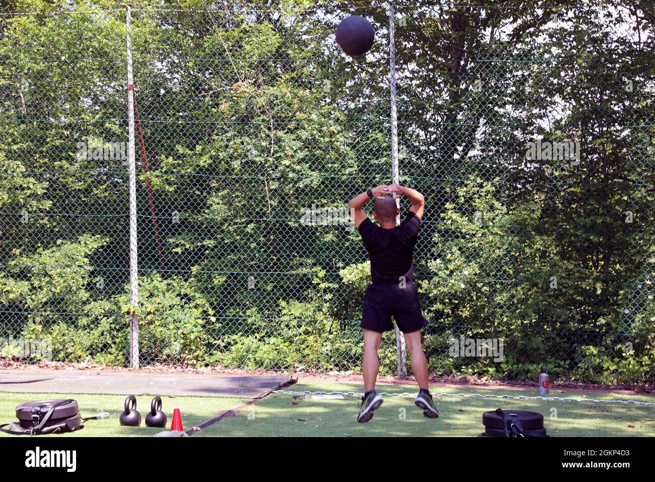 SGT. Jeffrey Chavez, l’ufficiale non incaricato della formazione per il distacco della sede centrale e della sede centrale europea del comando sanitario regionale, conduce la parte in piedi del test di idoneità al combattimento dell'esercito. Foto Stock
