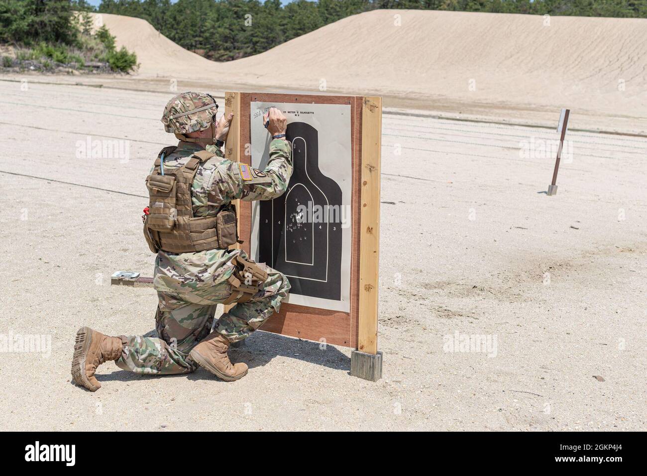 I soldati dell'esercito degli Stati Uniti con la 508a compagnia di polizia militare della Guardia Nazionale del New Jersey prendono parte al corso aggiornato di qualificazione delle pistole da combattimento (CPQC) sulla base congiunta McGuire-Dix-Lakehurst, N.J., 10 giugno 2021. Foto Stock