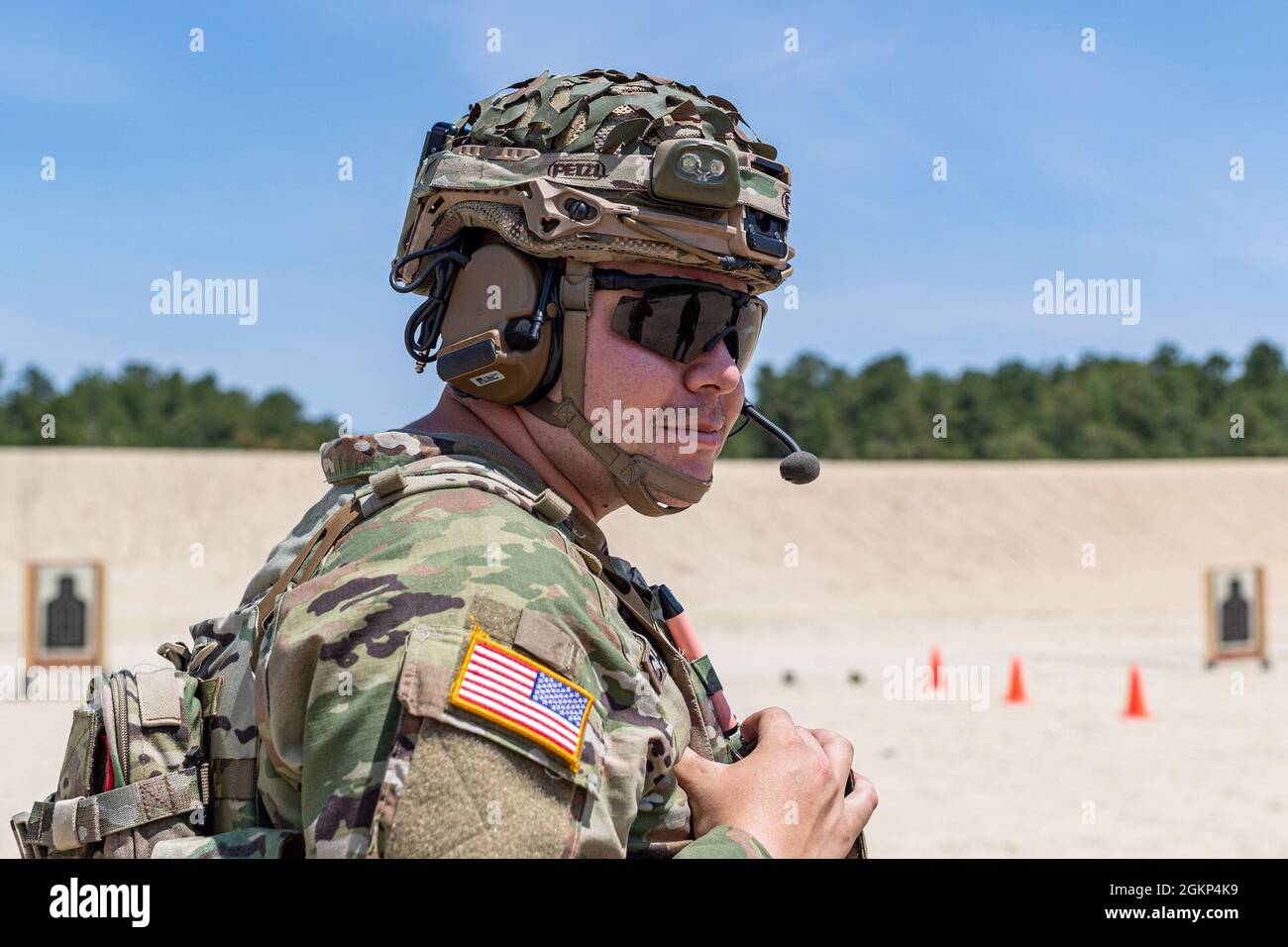 I soldati dell'esercito degli Stati Uniti con la 508a compagnia di polizia militare della Guardia Nazionale del New Jersey prendono parte al corso aggiornato di qualificazione delle pistole da combattimento (CPQC) sulla base congiunta McGuire-Dix-Lakehurst, N.J., 10 giugno 2021. Foto Stock