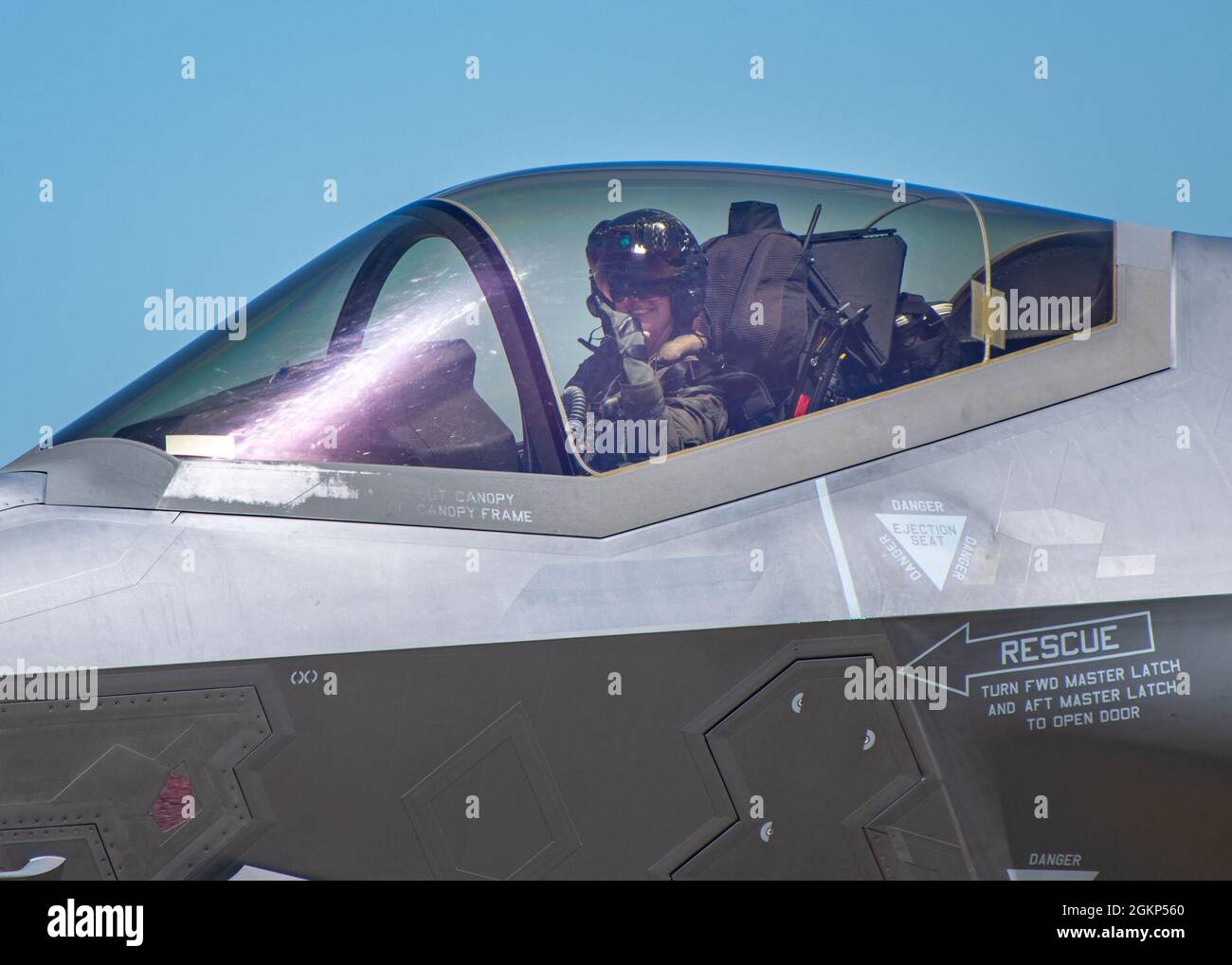 US Air Force Major Kristin 'BEO' Wolfe, F-35A Lightning ll Demonstration team pilota e comandante taxi per un parcheggio dopo l'atterraggio all'aeroporto regionale di la Crosse per il Deke Slayton Airfest, 10 giugno 2021. Il Deke Slayton Airfest è stato il secondo di diciassette spettacoli in programma per il team di demo F-35 durante la stagione dell'air show 2021. Foto Stock