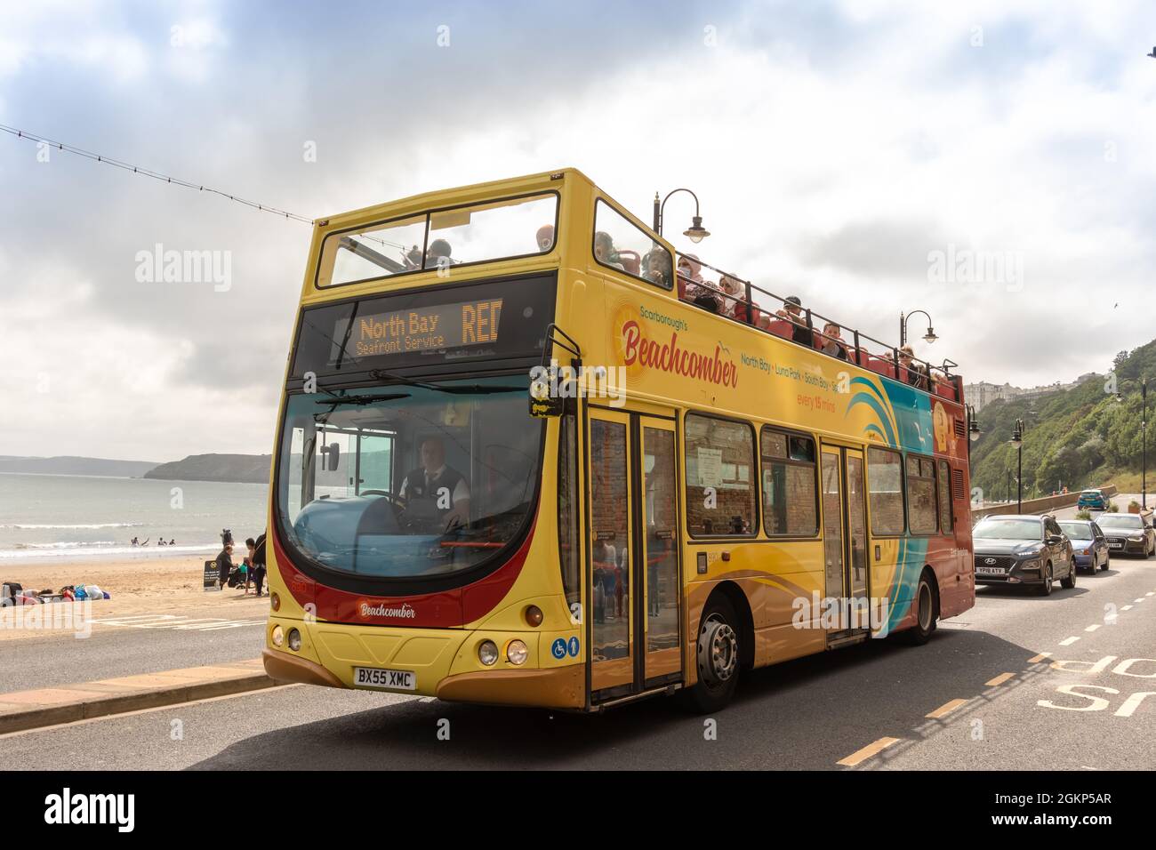 Autobus turistico a due piani sul lungomare di Scarborough, popolare località turistica del North Yorkshire nel Regno Unito. Foto Stock