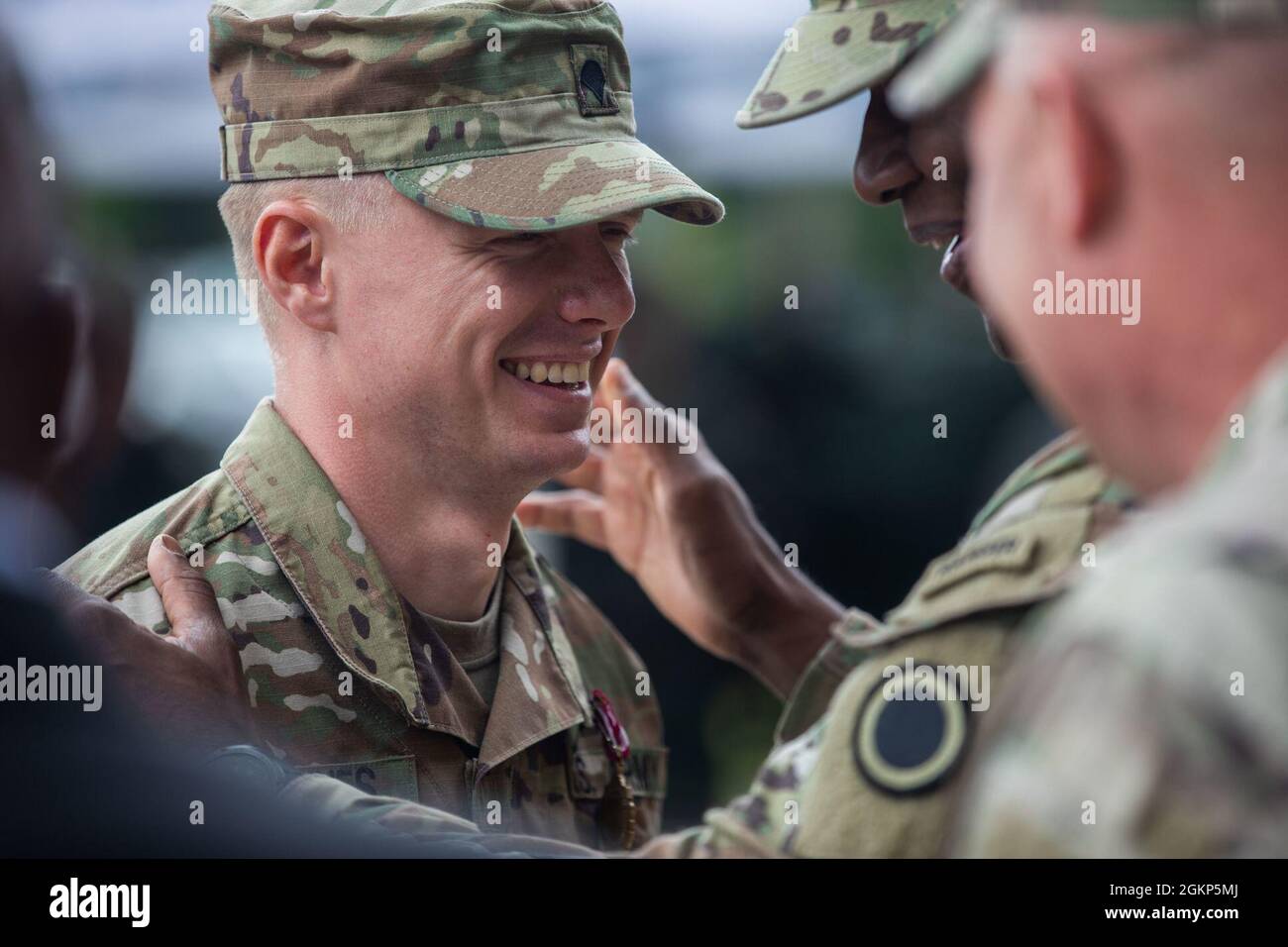 SPC. James Maynes, una medaglia di combattimento assegnata alla 62a Brigata Medica, 593o comando di supporto di Expeditionary, viene premiata con la Medaglia di Servizio Meritorious per aver vinto la i Corps Best Warrior Competition durante la cerimonia di premiazione alla Joint base Lewis-McChord, Washington, 10 giugno 2021. Maynes rappresenterà i Corps alla competizione del miglior guerriero del comando delle forze dell'esercito degli Stati Uniti a Fort Riley, Kan. Foto Stock