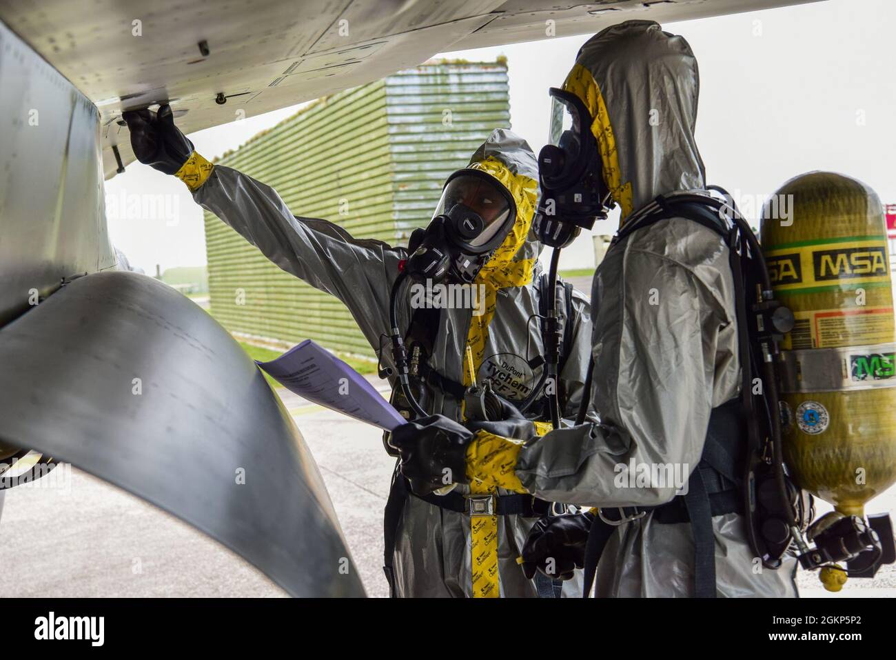 Airman 1a Classe Dhaikyah Geter e Airman 1a Classe Majustice Brinson, 31 manutenzione tecnici di riparazione di impianti di alimentazione di velivoli Squadron, ispezionare un F-16 Fighting Falcon per i segni di una perdita di idrazine simulata durante un addestramento di routine sulla linea del flightline alla base aerea di Aviano, Italia, 10 giugno 2021. Durante l'addestramento di emergenza hydrazine, la sezione 31a manutenzione Squadron impianti di alimentazione aerei e il 31 civile Ingegnere Squadron Fire Department hanno lavorato insieme per migliorare i tempi di risposta, il coordinamento e la comunicazione tra le due squadre quando hanno risposto a una perdita di idrazine. Foto Stock