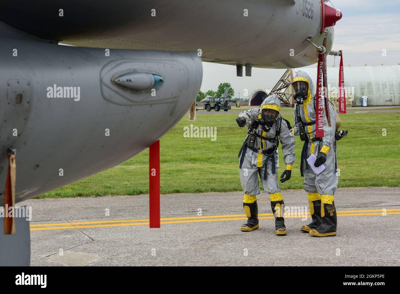 Airman 1a Classe Dhaikyah Geter e Airman 1a Classe Majustice Brinson, 31  manutenzione Squadron (MXS) tecnici di riparazione impianti di alimentazione  aerei, approccio e ispezione di un F-16 Fighting Falcon per la