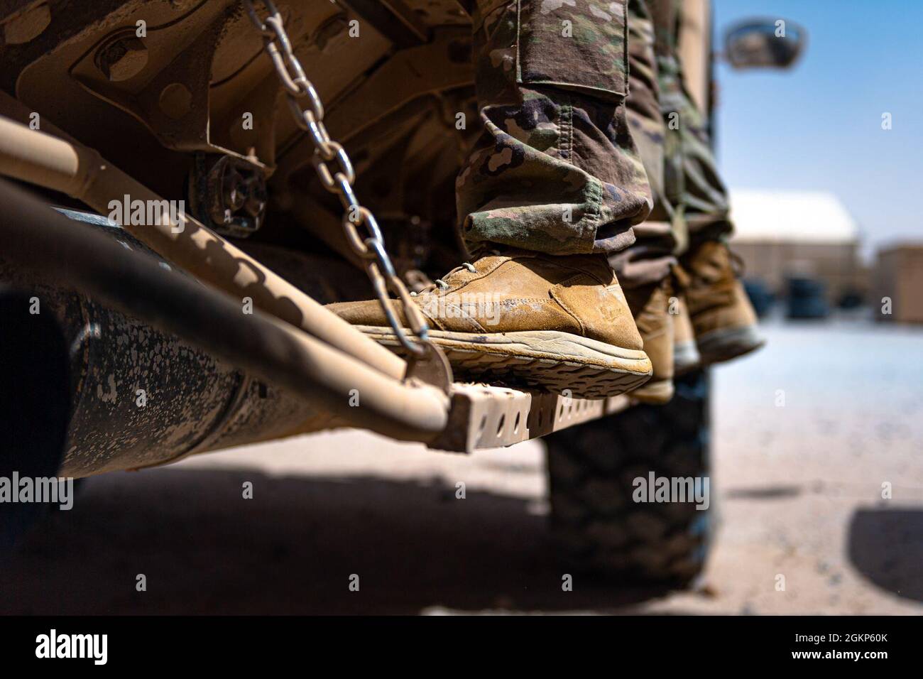 I soldati statunitensi assegnati al 1° Battaglione, 194° reggimento dell'armatura, si trovano sul lato di un veicolo per tutti i terreni protetto da Ambush resistente alle mine (M-ATV) a Camp Buehring, Kuwait, 10 giugno 2021. L'M-ATV è progettato per fornire gli stessi livelli di protezione dei veicoli protetti da Ambush resistenti ai mine più grandi e pesanti, ma con una maggiore mobilità. Foto Stock