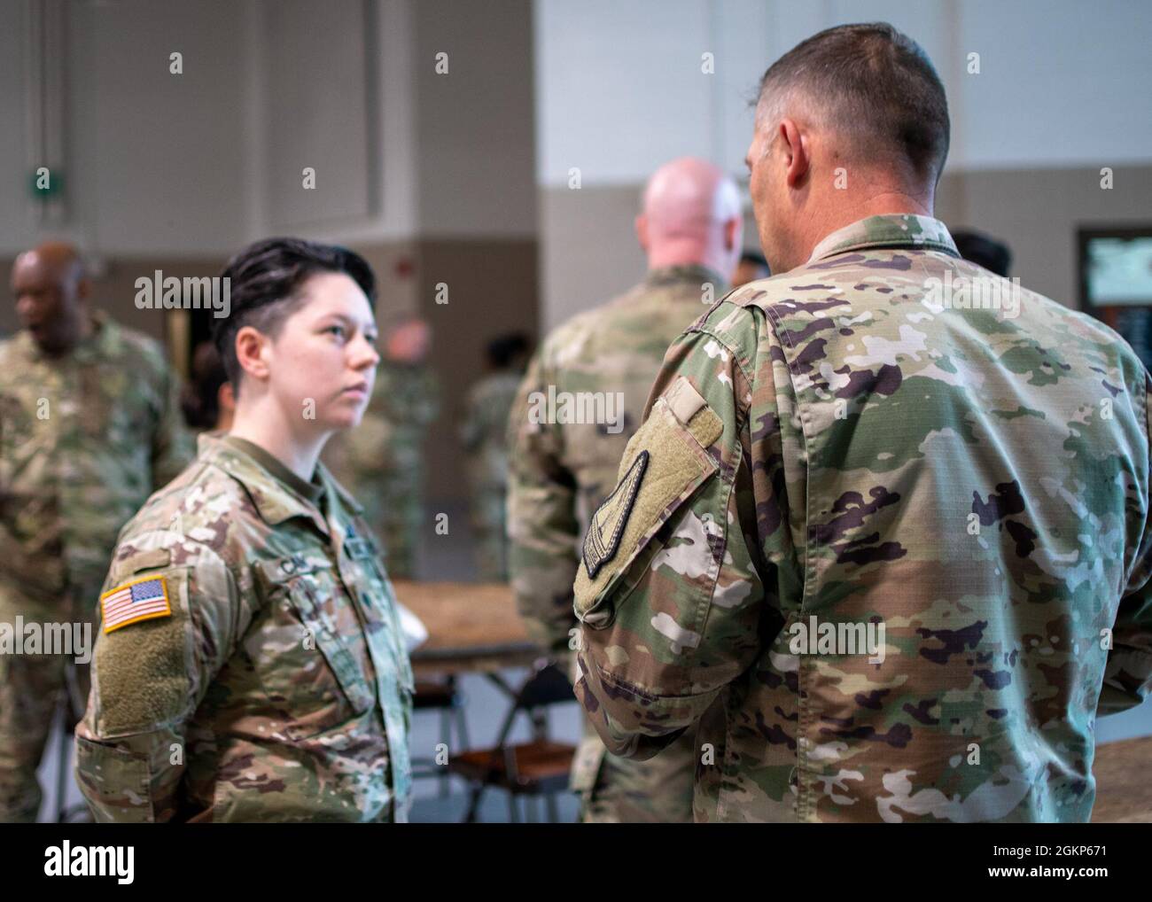 Esercito degli Stati Uniti 1 ° Sgt. James Williams, il North Carolina Army National Guard Recruiting & Retention Battalion Retention Noncommitted Officer in carica, risponde alle domande di una sede centrale e sede centrale Company, 30th Armored Brigade Combat Team, Soldier durante un briefing sui benefici alla National Guard Armory di Clinton, North Carolina, 10 giugno 2021. Il NCARNG è un team sempre pronto e pronto di soldati cittadini che migliorano lo stato Tar Heel ogni giorno. Se il vostro contratto di enlistment sta terminando presto, continui a sviluppare il vostro eredità durante lo stato, così come guadagnando lo stato ed i benefi federali Foto Stock