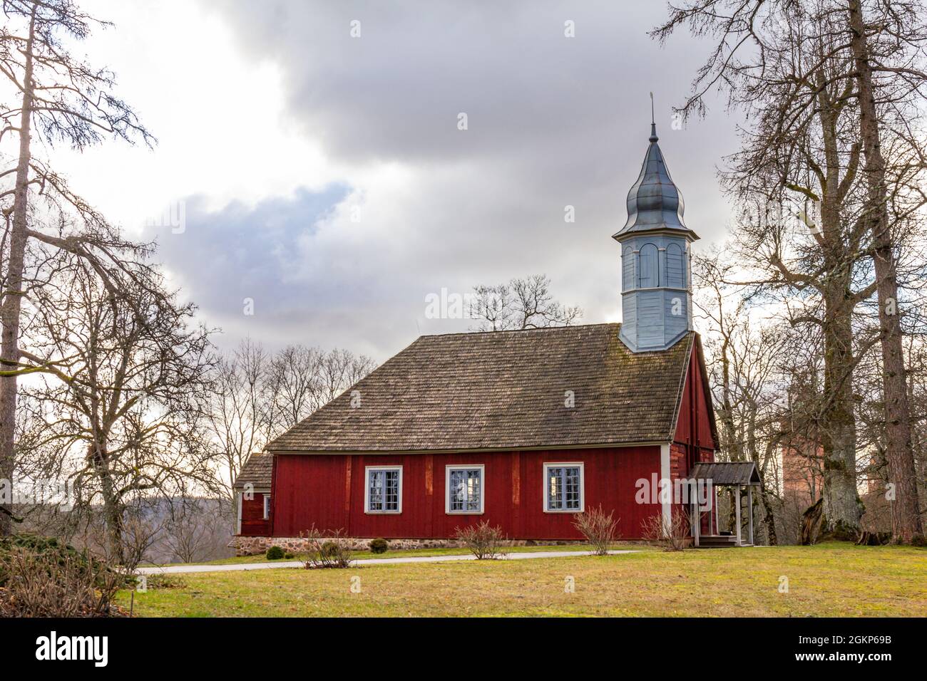 Bella vista della chiesa Turaida Rose sulla riva del lago in autunno. Paesaggio di campagna vicino a una famosa località lettone Sigulda, Lettonia, Regione Vidzeme, Foto Stock