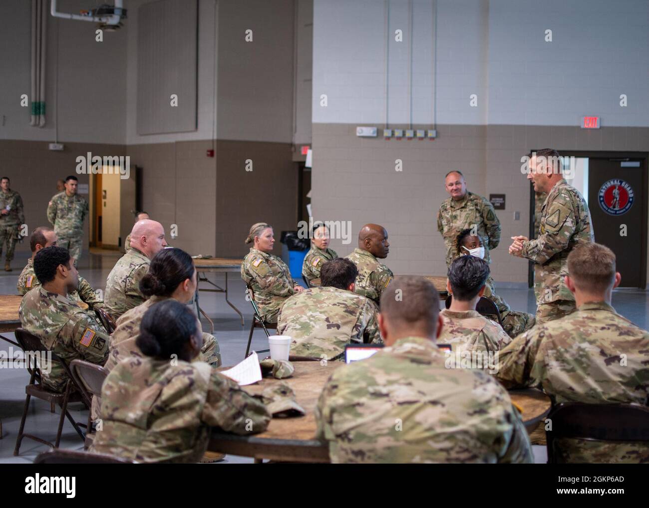 Esercito degli Stati Uniti 1 ° Sgt. James Williams, il North Carolina Army National Guard Recruiting & Retention Battalion Retention Noncommitted Officer in carica, risponde alle domande di una sede centrale e sede centrale Company, 30th Armored Brigade Combat Team, Soldier durante un briefing sui benefici alla National Guard Armory di Clinton, North Carolina, 10 giugno 2021. Il NCARNG è un team sempre pronto e pronto di soldati cittadini che migliorano lo stato Tar Heel ogni giorno. Se il vostro contratto di enlistment sta terminando presto, continui a sviluppare il vostro eredità durante lo stato, così come guadagnando lo stato ed i benefi federali Foto Stock