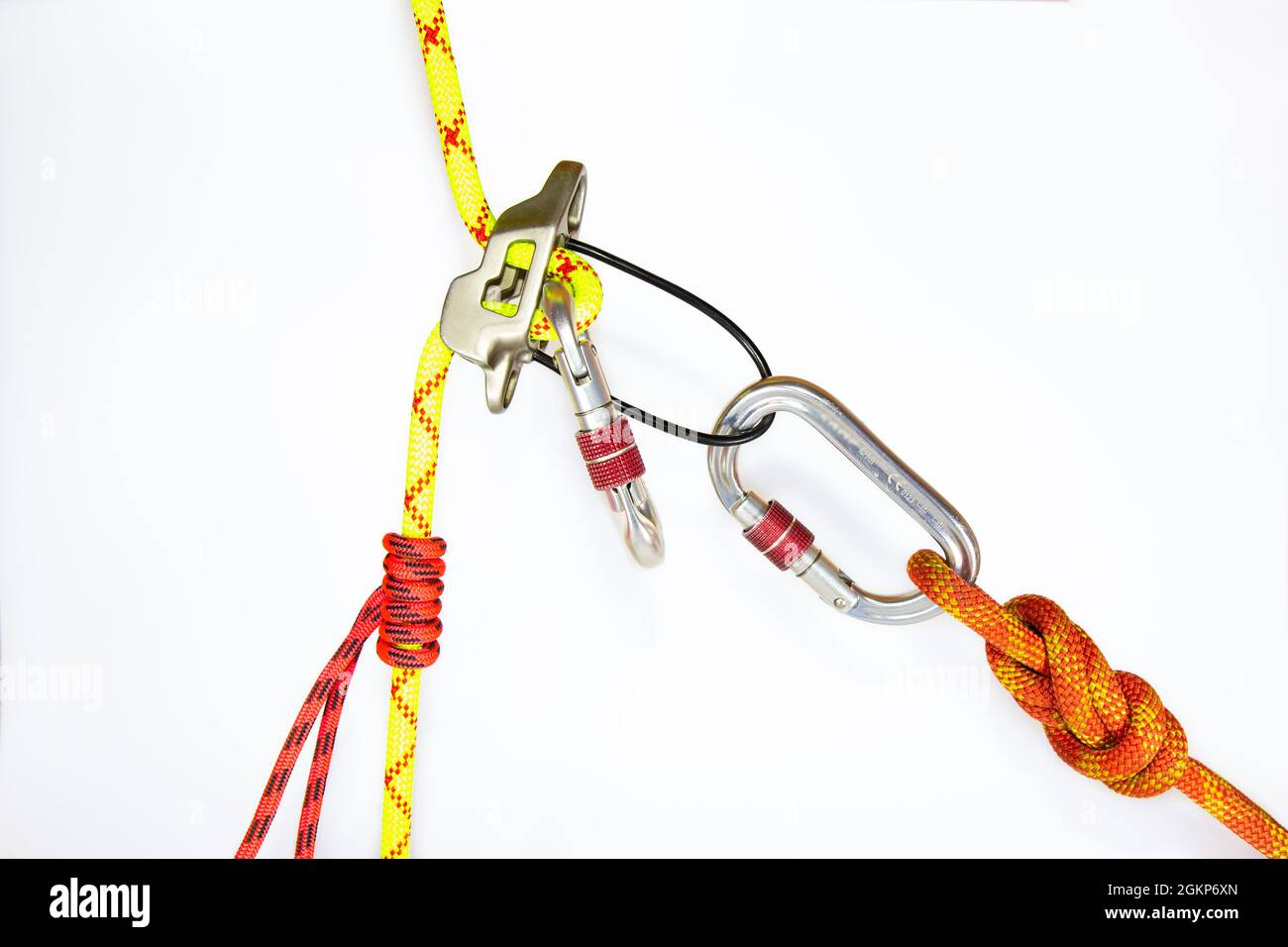 Sistema di dulfer classico con apparecchiatura belay ATC, isolato su sfondo bianco. Attrezzature sportive progettate per la discesa automatica su fune. Arrampicarsi lo fa Foto Stock