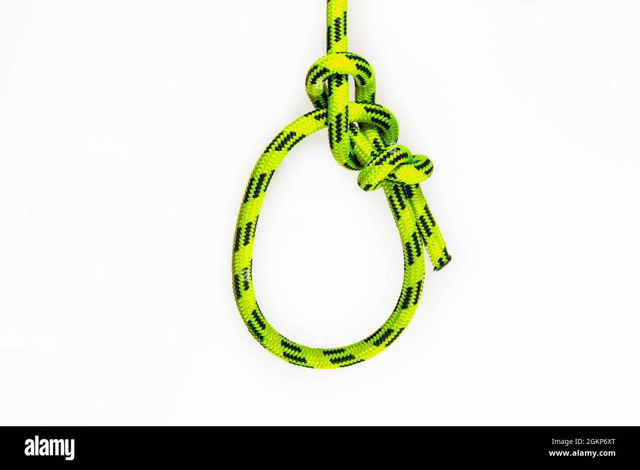 bowline. Un nodo di corda gialla sintetica isolato su sfondo bianco. Il bowline è un antico e semplice nodo utilizzato per formare un anello fisso alla fine Foto Stock