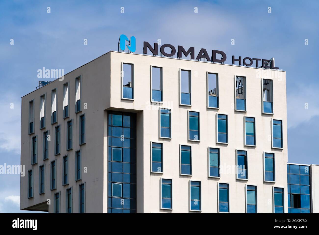Le Havre, Francia - 8 agosto 2021: La catena di hotel ecologici e lifestyle Nomad. Foto Stock