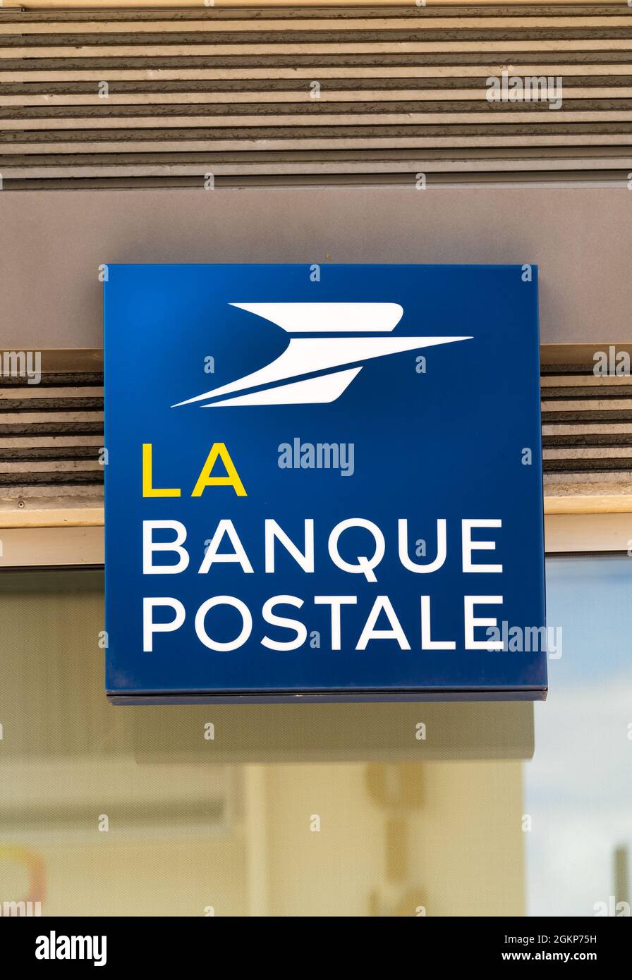 Le Havre, Francia - 8 agosto 2021: La Banque postale è una banca pubblica francese fondata il 1° gennaio 2006, una controllata al 100% del gruppo la Poste, da Foto Stock